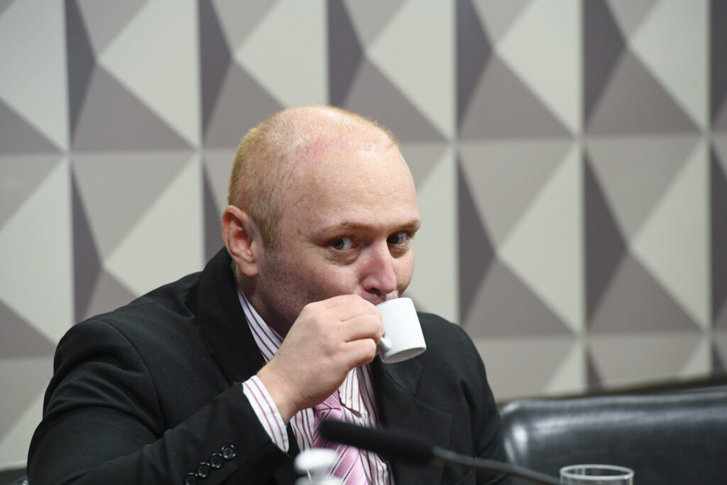 **Delgatti** busca uma redução de pena utilizando estratégias que incluem a leitura de obras literárias e a participação em cursos educacionais. Entre os materiais utilizados estão o livro **"O Pequeno Príncipe"** e um curso sobre **Mazzaropi**, além de um curso de **Almoxarife** e a leitura de **"O Auto da Compadecida"**. Mas como essas atividades podem influenciar na redução de pena? A legislação brasileira permite que detentos reduzam suas penas através de atividades educacionais e culturais. Isso é possível graças à **remição de pena**, um benefício que concede a diminuição do tempo de encarceramento em troca de dias dedicados a estudos ou trabalho. Cada 12 horas de estudo, por exemplo, podem resultar na redução de um dia de pena. Assim, ao participar de cursos e leituras, Delgatti está acumulando horas que podem ser convertidas em dias a menos na prisão. Por que **"O Pequeno Príncipe"** e **"O Auto da Compadecida"** foram escolhidos? Essas obras são amplamente reconhecidas por seu valor literário e educativo. **"O Pequeno Príncipe"**, de Antoine de Saint-Exupéry, é um clássico da literatura que aborda temas como amizade, amor e responsabilidade, enquanto **"O Auto da Compadecida"**, de Ariano Suassuna, é uma peça teatral que mistura elementos da cultura nordestina com críticas sociais e religiosas. Ambas as obras oferecem reflexões profundas que podem contribuir para o desenvolvimento pessoal e intelectual dos leitores. Além das leituras, Delgatti também se inscreveu em um curso sobre **Mazzaropi**, um ícone do cinema brasileiro conhecido por suas comédias que retratam a vida e os costumes do interior do Brasil. Este curso não só enriquece o conhecimento cultural, mas também pode ser uma fonte de aprendizado sobre a história e a sociedade brasileira. O que é o curso de **Almoxarife** e como ele pode ajudar? O curso de Almoxarife é uma formação técnica que ensina habilidades relacionadas à gestão de estoques e materiais. Este tipo de curso é valioso porque oferece capacitação profissional, aumentando as chances de reintegração ao mercado de trabalho após o cumprimento da pena. A qualificação profissional é um dos fatores que podem facilitar a ressocialização de ex-detentos, reduzindo a reincidência criminal. Como o bom comportamento em **Tremembé** influencia na redução de pena? O bom comportamento é um critério importante na avaliação de pedidos de remição de pena. Detentos que demonstram disciplina, respeito às regras da instituição e participação ativa em atividades educativas e laborais têm mais chances de obter benefícios legais. A defesa de Delgatti destaca seu bom comportamento em Tremembé como um argumento adicional para a concessão da redução de pena. Em resumo, a estratégia de Delgatti para buscar a redução de sua pena envolve uma combinação de educação, cultura e comportamento exemplar. Ao investir em seu desenvolvimento pessoal e profissional, ele não só busca diminuir seu tempo de encarceramento, mas também aumentar suas chances de uma reintegração bem-sucedida à sociedade.