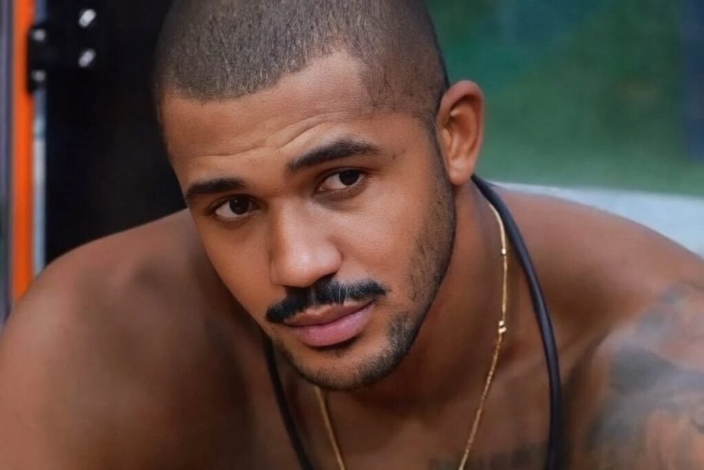 Por que Matheus Moreira foi denunciado por homofobia? Matheus Moreira foi denunciado pelo Ministério Público do Rio de Janeiro devido a seu comportamento dentro do BBB26, que foi considerado homofóbico por alguns. Matheus Moreira está fugindo da Justiça? Não, a equipe de Matheus afirma que ele está mantendo uma vida normal e que suas informações pessoais estão atualizadas para que a Justiça o localize. O que a assessoria de Matheus Moreira declarou sobre a intimação? A assessoria esclareceu que não houve qualquer intimação formal até o momento e que as informações divulgadas são imprecisas. Como Matheus Moreira reagiu à denúncia? Matheus recebeu as informações com surpresa e buscou orientação jurídica imediata. Ele se coloca à disposição para prestar esclarecimentos, desde que notificado legalmente. Qual foi o comportamento de Matheus Moreira no BBB26? Matheus foi acusado de homofobia durante uma festa no BBB26, o que gerou a denúncia à Justiça. Matheus Moreira se desculpou pelo ocorrido? Sim, Matheus lamenta profundamente ter causado impacto negativo e reconhece que não há justificativa para atitudes que atinjam o íntimo de outra pessoa. Como o ambiente do BBB26 influenciou Matheus Moreira? O BBB é um ambiente de extrema pressão emocional, e Matheus já vinha de um cenário de desgaste significativo, o que influenciou suas reações no jogo. Matheus Moreira está enfrentando ataques após o BBB26? Sim, desde sua saída, Matheus tem enfrentado ataques que ultrapassam os limites do razoável, mas ele reafirma seu compromisso com o respeito. Qual é a posição de Matheus Moreira sobre discriminação? Matheus repudia qualquer forma de discriminação e acredita que críticas devem ocorrer dentro de limites justos e humanos. Matheus Moreira está aberto ao diálogo? Sim, ele reforça que permanece aberto ao diálogo, reflexão e crescimento, sem ser reduzido a interpretações distorcidas de um único momento.