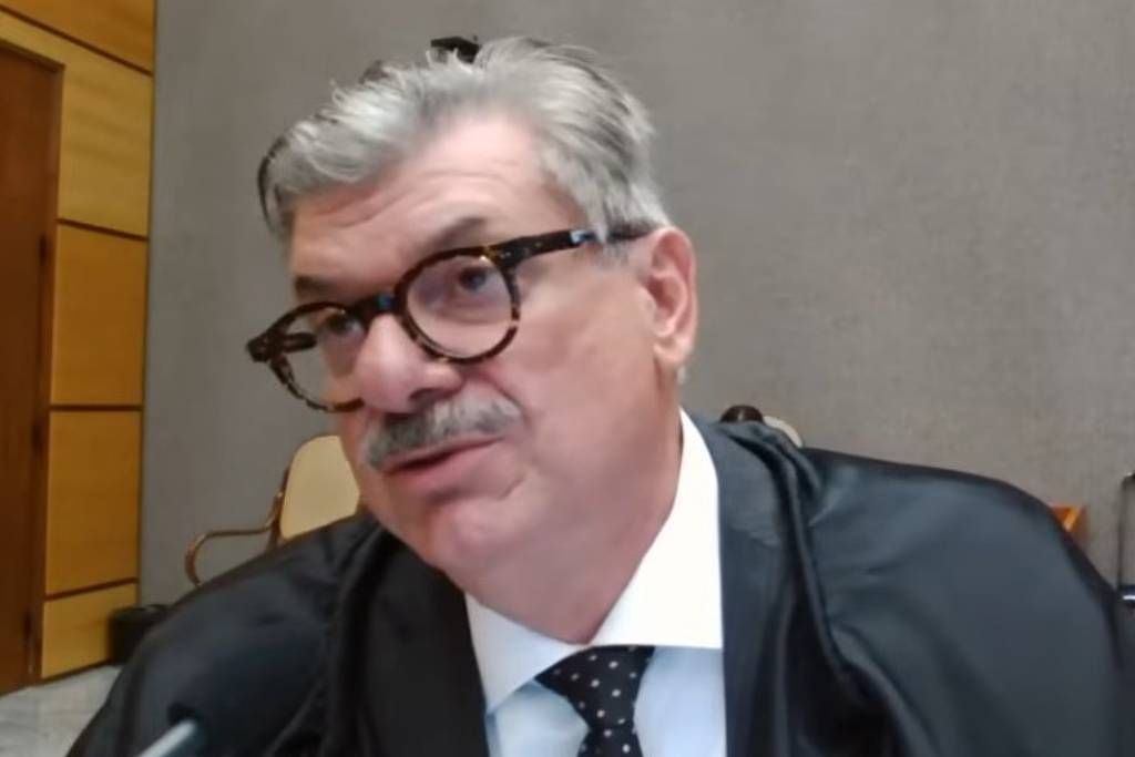 **Depoimentos que relatam assédio de ministro do STJ chegam ao STF, que vai decidir sobre inquéritos**. Recentemente, o Supremo Tribunal Federal (STF) recebeu uma série de **depoimentos** que descrevem casos de **assédio** envolvendo um ministro do Superior Tribunal de Justiça (STJ). Esses relatos foram compartilhados por mulheres que alegam terem sido vítimas de comportamentos inadequados por parte do ministro. Agora, cabe ao STF decidir sobre a abertura de **inquéritos** para investigar as denúncias. Segundo a publicação, esses depoimentos são parte de um esforço para garantir que as alegações sejam devidamente examinadas e que as medidas apropriadas sejam tomadas. Os casos descritos pelas mulheres foram encaminhados ao STF e, conforme relatado pelo site, devem ser enviados à Procuradoria-Geral da República (PGR) para uma análise mais aprofundada. A PGR tem a responsabilidade de avaliar a viabilidade de prosseguir com as investigações e, se necessário, apresentar uma denúncia formal. Este processo é crucial para assegurar que as alegações sejam tratadas com a seriedade e a imparcialidade que merecem. A decisão do STF sobre a abertura de inquéritos é um passo importante para determinar se há evidências suficientes para justificar uma investigação mais detalhada sobre as acusações de assédio. A situação destaca a importância de um sistema judicial que seja transparente e responsável, especialmente quando envolve figuras de alta posição, como um ministro do STJ. Segundo o site, a chegada desses depoimentos ao STF representa um marco significativo na busca por justiça e responsabilização. O tratamento dessas denúncias pode ter implicações de longo alcance, não apenas para as partes envolvidas, mas também para a percepção pública da integridade das instituições judiciais. A decisão do STF sobre como proceder com esses casos será observada de perto, pois pode estabelecer precedentes importantes para o tratamento de alegações de assédio no mais alto nível do judiciário brasileiro.