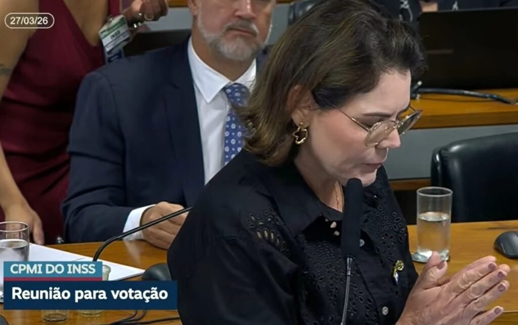 Por que a deputada Coronel Fernanda chorou durante a CPMI do INSS? A deputada chorou ao discursar sobre o resultado da não prorrogação dos trabalhos da CPMI, expressando sua frustração por não conseguir justiça para aposentados e pensionistas. Qual foi a declaração da deputada ao chorar? Ela afirmou que o choro não é fraqueza, mas uma demonstração de força, e pediu perdão ao povo brasileiro por não ter alcançado seus objetivos. Qual era o objetivo principal da CPMI do INSS? A CPMI investigava fraudes no Instituto Nacional do Seguro Social, buscando justiça para aposentados e pensionistas afetados. Quem é o relator da CPMI do INSS e o que ele fará? O relator é o deputado Alfredo Gaspar, que lerá um relatório de 4,4 mil páginas, pedindo 218 indiciamentos. O que acontecerá após a leitura do relatório? Haverá uma pausa de uma hora para vista, permitindo mais tempo para análise e tentativa de consenso sobre o texto. Quantos indiciamentos o relatório da CPMI do INSS pede? O relatório solicita 218 indiciamentos relacionados às fraudes investigadas. Qual é a importância do relatório da CPMI do INSS? O relatório é crucial para identificar responsáveis e propor medidas contra fraudes no INSS, impactando aposentados e pensionistas. Como a deputada Coronel Fernanda descreveu seu choro? Ela descreveu o choro como uma demonstração de força, não de fraqueza, destacando sua determinação em buscar justiça. Qual é a previsão para o andamento da CPMI do INSS? Os parlamentares usarão o tempo de inscrição para falas, seguido pela leitura do relatório e pausa para análise. Por que a não prorrogação dos trabalhos da CPMI é significativa? A não prorrogação limita o tempo para investigações, podendo afetar a profundidade e eficácia das conclusões. Como o público pode acompanhar as notícias sobre a CPMI do INSS? As notícias podem ser acompanhadas pelo canal do Metrópoles no WhatsApp e Telegram, mantendo o público informado. Qual é o impacto das fraudes no INSS para os brasileiros? As fraudes afetam diretamente aposentados e pensionistas, comprometendo a segurança financeira e a confiança no sistema. Por que a deputada pediu perdão ao povo brasileiro? Ela pediu perdão por não conseguir prolongar a CPMI e alcançar justiça para aqueles prejudicados pelas fraudes. Qual é o papel dos parlamentares na CPMI do INSS? Eles investigam, discutem e propõem soluções para combater fraudes, buscando proteger os direitos dos beneficiários. Como a CPMI do INSS pode influenciar futuras políticas públicas? As conclusões podem orientar reformas e medidas preventivas, fortalecendo a integridade do sistema previdenciário. Qual é a reação esperada dos parlamentares após a leitura do relatório? Espera-se que analisem cuidadosamente o relatório, buscando consenso sobre as medidas a serem tomadas. Como a deputada Coronel Fernanda espera que sua mensagem seja recebida? Ela espera que sua mensagem de força e determinação inspire ações concretas em prol dos aposentados e pensionistas. O que a deputada espera alcançar com seu discurso emocional? Ela busca sensibilizar colegas e o público para a importância de continuar lutando por justiça e transparência no INSS.