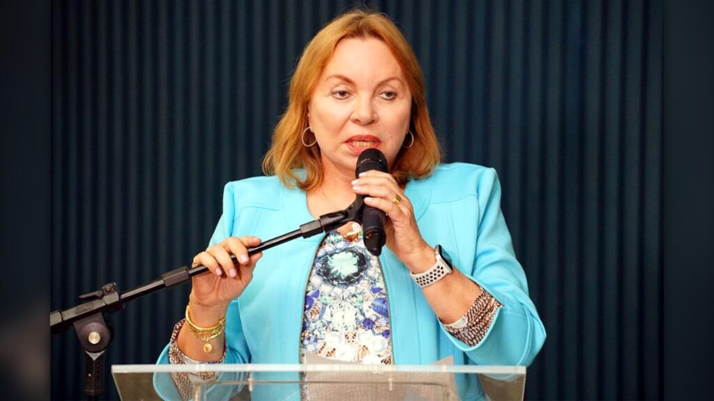 A deputada federal **Gorete Pereira** (MDB-CE) foi submetida ao uso de tornozeleira eletrônica por determinação do ministro do Supremo Tribunal Federal (STF), **André Mendonça**. A decisão foi tomada no contexto de uma investigação sobre fraudes em benefícios do **INSS**. Segundo a publicação do site O Antagonista, a medida cautelar foi autorizada no âmbito da “**Operação Indébito**”, deflagrada pela Polícia Federal. Esta operação visa desmantelar um esquema de fraudes que envolve a concessão irregular de benefícios previdenciários, causando prejuízos significativos aos cofres públicos. A “Operação Indébito” foi deflagrada em conjunto com outros órgãos de fiscalização e controle, com o objetivo de identificar e responsabilizar os envolvidos no esquema fraudulento. Segundo o site, a investigação revelou a participação de diversos agentes públicos e privados que, de forma coordenada, manipulavam o sistema de concessão de benefícios do INSS. A deputada Gorete Pereira, conforme apontado na investigação, teria utilizado sua influência política para facilitar a concessão de benefícios fraudulentos, o que levou à determinação do uso da tornozeleira eletrônica como medida preventiva. A decisão do ministro André Mendonça destaca a gravidade das acusações e a necessidade de medidas rigorosas para garantir a integridade das investigações. O uso da tornozeleira eletrônica é uma forma de monitorar os movimentos da deputada, assegurando que ela não interfira no andamento das investigações ou tente obstruir a justiça. Segundo a publicação, a operação e as medidas cautelares adotadas refletem o compromisso das autoridades em combater a corrupção e proteger os recursos públicos, especialmente em áreas sensíveis como a previdência social.