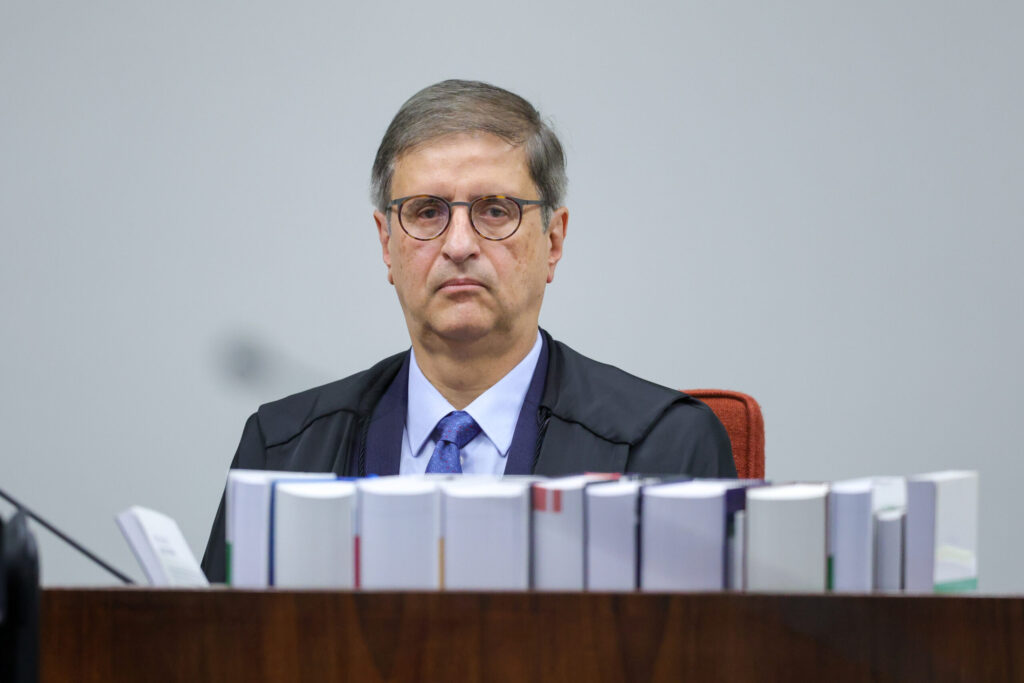 A deputada federal **Carol de Toni** (PL-SC) tomou medidas significativas ao protocolar uma representação no **Conselho Nacional do Ministério Público (CNMP)**, solicitando a apuração da conduta funcional do procurador-geral da República, **Paulo Gonet**. Além disso, a deputada enviou uma indicação ao presidente **Lula** (PT) pedindo a avaliação da permanência de Gonet no cargo. Segundo a publicação, o motivo central dessa ação está relacionado a supostas omissões de Gonet no caso Master, que geraram preocupações sobre sua atuação e integridade no cargo de procurador-geral. O caso Master, que tem gerado grande repercussão, envolve questões complexas que exigem uma atuação diligente e transparente por parte do Ministério Público. A deputada Carol de Toni, conforme relatado, acredita que a atuação de Paulo Gonet não tem sido satisfatória, levantando dúvidas sobre sua capacidade de conduzir investigações de maneira imparcial e eficaz. Segundo o site, a representação no CNMP busca esclarecer se houve falhas ou omissões que possam comprometer a confiança pública na instituição. A iniciativa da deputada reflete uma preocupação crescente com a necessidade de garantir que os responsáveis por cargos de alta relevância cumpram suas funções com o máximo de responsabilidade e ética. A solicitação de afastamento de Paulo Gonet do cargo de procurador-geral da República é um passo significativo que destaca a importância da transparência e da responsabilidade no serviço público. Segundo a publicação, a deputada Carol de Toni enfatiza que a confiança nas instituições é fundamental para a manutenção da ordem democrática e que qualquer indício de omissão ou má conduta deve ser rigorosamente investigado. A ação da deputada não apenas busca responsabilizar possíveis falhas, mas também reforça a necessidade de um sistema judiciário que opere com integridade e eficiência, assegurando que todos os casos sejam tratados com a seriedade que merecem.