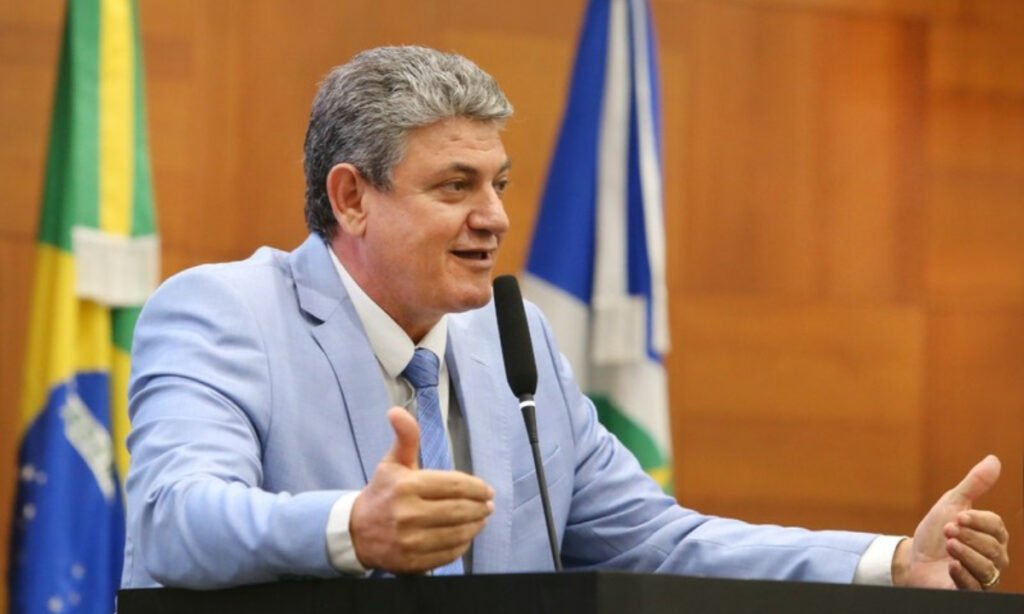 O **deputado estadual Valmir Moretto**, do partido Republicanos, tornou-se alvo de investigação pelo Ministério Público do Mato Grosso devido a um possível **conflito de interesse**. A situação surgiu após uma declaração do deputado que sugeriu que ele poderia ser o proprietário de uma empresa que venceu uma licitação pública. Segundo a publicação, a manifestação de Moretto levantou suspeitas sobre sua relação com a empresa vencedora, o que motivou a abertura de um inquérito para apurar a veracidade das informações e a legalidade do processo licitatório. De acordo com o site, a declaração de Moretto foi feita em um contexto que levantou dúvidas sobre a imparcialidade do processo de licitação. O Ministério Público está investigando se o deputado utilizou sua posição para influenciar o resultado da licitação em favor de interesses pessoais. Essa investigação é crucial para garantir a transparência e a integridade dos processos públicos, especialmente quando envolve figuras políticas que devem zelar pelo interesse público acima de qualquer benefício particular. O caso de Valmir Moretto destaca a importância de se manter uma linha clara entre interesses públicos e privados, especialmente para aqueles que ocupam cargos de poder. O **conflito de interesse** é uma questão séria que pode comprometer a confiança da população nas instituições governamentais. Segundo a publicação, o desfecho dessa investigação poderá ter implicações significativas não apenas para o deputado, mas também para a percepção pública sobre a integridade dos processos licitatórios no estado do Mato Grosso.