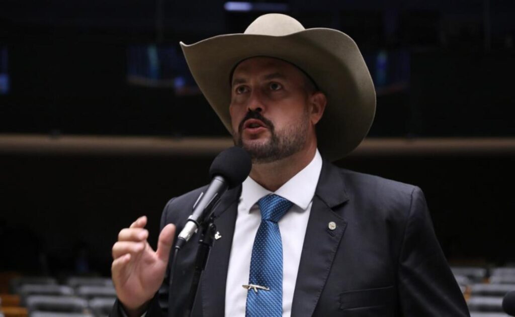 O deputado federal **Zé Trovão** (PL-SC) propôs uma emenda que visa aumentar o limite de faturamento anual do **microempreendedor individual (MEI)** de R$ 81 mil para R$ 240 mil. Essa proposta foi apresentada na terça-feira, 17, e busca também permitir a contratação de até dois empregados por CNPJ de MEI. Segundo a publicação do site O Antagonista, a emenda foi anexada a um projeto de lei complementar que já está em tramitação, o qual tem como objetivo principal ajustar os limites de faturamento para diferentes categorias de empreendedores no Brasil. A proposta de Zé Trovão surge em um contexto onde muitos microempreendedores enfrentam desafios para expandir seus negócios devido às limitações impostas pelo atual teto de faturamento. Com o aumento do limite para R$ 240 mil, espera-se que os **microempreendedores** tenham mais espaço para crescer sem a necessidade de migrar para categorias empresariais mais complexas e onerosas. Além disso, a possibilidade de contratar até dois empregados pode incentivar a geração de empregos e contribuir para a formalização de trabalhadores que atualmente estão na informalidade. Segundo o site O Antagonista, essa mudança pode representar um avanço significativo para o setor, que é um dos pilares da economia brasileira. A discussão sobre a elevação do limite do MEI é relevante, pois o modelo de microempreendedorismo tem se mostrado uma alternativa viável para muitos brasileiros que buscam formalizar suas atividades econômicas. O aumento proposto por Zé Trovão pode trazer benefícios não apenas para os empreendedores, mas também para a economia como um todo, ao estimular o crescimento de pequenos negócios e aumentar a arrecadação de impostos. Segundo o site O Antagonista, a proposta ainda precisa passar por diversas etapas de aprovação no Congresso Nacional, mas já gera expectativas positivas entre os microempreendedores e especialistas do setor.