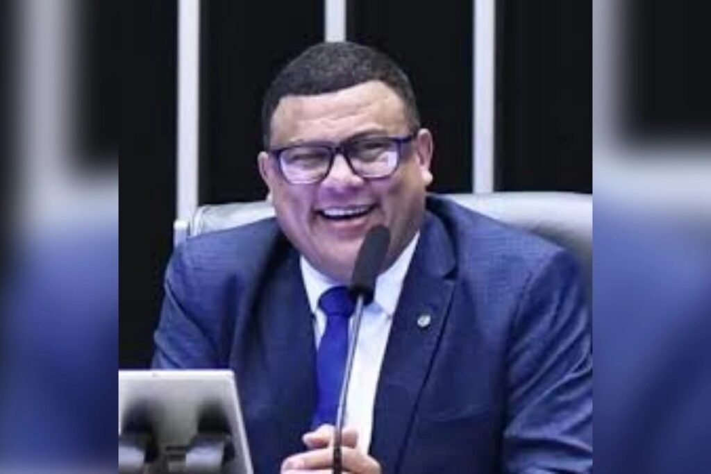 Quem é o deputado envolvido na confusão? O deputado federal Luciano Alves, do PSD-PR, está no centro do incidente ocorrido no Lago Sul, Brasília. O que aconteceu na noite de 25 de março? Houve uma confusão envolvendo o deputado e uma garota de programa, resultando em intervenção policial. Qual foi a alegação do deputado sobre o incidente? Luciano Alves afirmou que se sentiu ameaçado e negou ter agredido a mulher envolvida. Como o deputado se manifestou sobre o caso? Ele publicou um vídeo nas redes sociais no dia 28 de março, explicando sua versão dos fatos. Qual foi o motivo inicial da confusão? O desentendimento começou por questões financeiras e rapidamente evoluiu para ofensas. Como a polícia foi envolvida no caso? A Polícia Militar do Distrito Federal foi mobilizada após o início da confusão. Quais foram as reações das testemunhas? Testemunhas relataram discussões acaloradas e comportamento alterado durante o incidente. Onde o caso foi registrado? A ocorrência foi registrada na 10ª Delegacia de Polícia, localizada no Lago Sul. Qual foi a reação da mulher envolvida? Ela manifestou interesse em representar criminalmente contra o deputado. Como o deputado estava vestido no momento do incidente? Ele usava a mesma roupa de uma foto publicada horas antes ao lado de sua mãe. O que as imagens do episódio mostram? As imagens revelam momentos de tensão, incluindo a abordagem de seguranças ao deputado. Qual foi o estado emocional do deputado após o incidente? Ele aparentava estar emocionalmente abalado, conforme visto em um vídeo com sua assessora. Por que o caso ganhou tanta atenção? A combinação de figuras públicas, alegações de extorsão e intervenção policial atraiu a atenção da mídia. O que o deputado espera com sua manifestação pública? Luciano Alves busca esclarecer sua posição e afastar alegações de agressão. Como a mídia está cobrindo o caso? O caso tem sido amplamente coberto, com foco nas alegações e na resposta do deputado. Qual é a importância do Lago Sul no contexto do incidente? O Lago Sul é uma área nobre de Brasília, o que adiciona um elemento de interesse ao caso. Como o público está reagindo ao incidente? O público está dividido, com opiniões variando entre apoio ao deputado e críticas à sua conduta. Qual é o próximo passo no caso? A investigação policial continuará, e a representação criminal poderá avançar. O que este caso revela sobre figuras públicas e escândalos? Destaca a vulnerabilidade de figuras públicas a escândalos e a importância da gestão de crises. Como o caso pode impactar a carreira política de Luciano Alves? Dependendo do desfecho, pode afetar sua imagem pública e futuras eleições. Qual é a mensagem final do deputado sobre o incidente? Ele enfatiza que foi vítima de uma tentativa de extorsão e busca justiça.