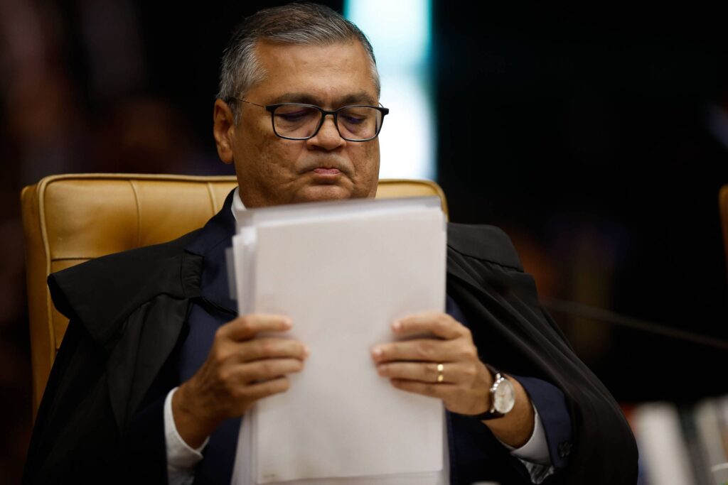 **Deputados condenados vão se dividir entre a Câmara e a cadeia**. Este cenário inusitado reflete a complexidade do sistema político brasileiro, onde questões de **corrupção** e **uso indevido de emendas parlamentares** continuam a ser um desafio persistente. Segundo a publicação, dois deputados, um suplente e mais quatro indivíduos foram condenados por práticas corruptas relacionadas ao uso das emendas, o que levanta questões sobre a integridade e a responsabilidade dos representantes eleitos. Este caso específico pode servir como um alerta para outros parlamentares que, sem cerimônia, manipulam o **Orçamento da União** em benefício próprio. A condenação desses parlamentares, conforme relatado, pode ter um efeito didático significativo sobre o comportamento dos demais membros do Congresso. A exposição pública e as consequências legais enfrentadas pelos envolvidos destacam a importância de uma governança ética e transparente. Segundo o site, a divisão entre cumprir pena e manter funções legislativas é um reflexo das brechas legais que ainda permitem que indivíduos condenados por corrupção mantenham alguma forma de poder político. Este paradoxo jurídico levanta debates sobre a necessidade de reformas mais rigorosas que impeçam a continuidade de práticas corruptas no cenário político brasileiro. Além disso, a situação atual evidencia a urgência de um sistema de fiscalização mais eficaz e de punições mais severas para aqueles que violam a confiança pública. A sociedade brasileira, cada vez mais consciente e exigente, espera que seus representantes ajam com integridade e responsabilidade. Conforme apontado na fonte, o caso dos deputados condenados pode ser um catalisador para mudanças significativas, incentivando uma revisão das normas que regem o comportamento parlamentar e promovendo uma cultura de **transparência** e **responsabilidade** no uso dos recursos públicos.