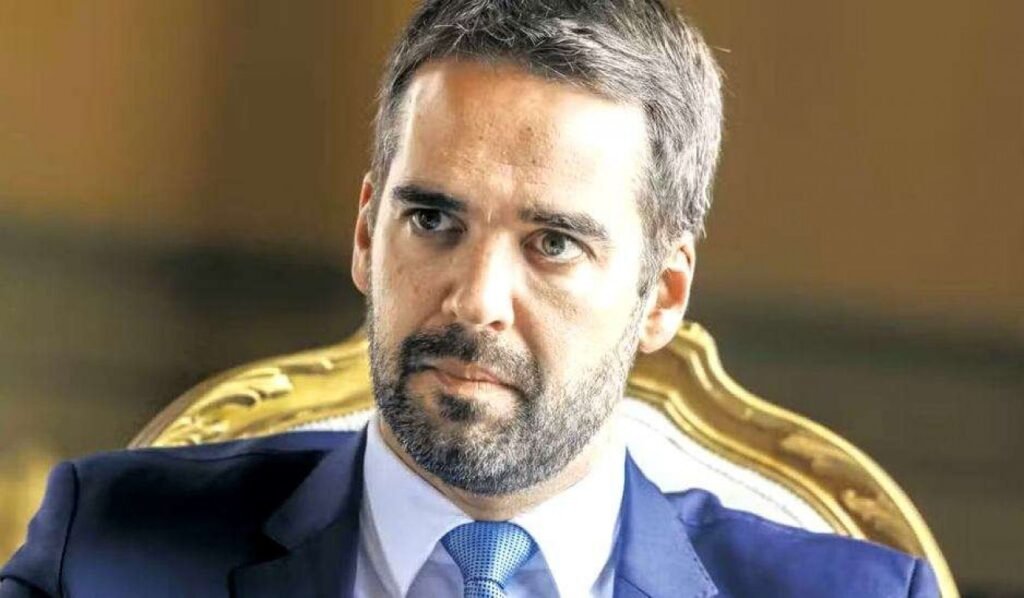 Por que Eduardo Leite foi derrotado na escolha do candidato do PSD? Eduardo Leite tentou manipular o processo, pressionando para ser o indicado à presidência. No entanto, sua estratégia não funcionou, e ele perdeu a confiança de Gilberto Kassab, líder do PSD. Qual foi a estratégia de Eduardo Leite para ser indicado? Leite fez circular mensagens de apoio ao seu nome, tentando pressionar Kassab e desviar do acordo prévio entre os candidatos. Quem foram os outros postulantes ao cargo de candidato do PSD? Além de Eduardo Leite, Ratinho Jr. e Ronaldo Caiado eram os outros dois postulantes ao cargo de candidato à presidência pelo PSD. Por que Gilberto Kassab não confiou em Eduardo Leite? Kassab não confiou em Leite devido às suas tentativas de manipulação e pressão, que fugiram do acordo previamente estabelecido. Quem foi escolhido como candidato do PSD à presidência? Ronaldo Caiado foi escolhido como o candidato do PSD à presidência, após Kassab antecipar sua decisão diante das ações de Leite. Qual foi a reação de Eduardo Leite após a derrota? Eduardo Leite ficou frustrado e terá que se contentar em terminar sua gestão no Rio Grande do Sul, retornando a Pelotas. Como a tentativa de manipulação de Leite impactou sua imagem? A tentativa de manipulação prejudicou ainda mais a imagem de Leite, reforçando a desconfiança em torno de suas ações políticas. Qual é o futuro político de Eduardo Leite após essa derrota? Leite deve focar em concluir sua gestão no Rio Grande do Sul e repensar suas estratégias políticas para o futuro. Como a escolha de Caiado pode impactar o PSD? A escolha de Caiado pode fortalecer o PSD, trazendo uma liderança confiável e alinhada com os interesses do partido. O que essa situação revela sobre a política interna do PSD? A situação revela tensões internas e a importância de manter acordos e confiança entre os membros do partido. Qual é a importância do apoio dos assinantes para o Jornal da Cidade Online? O apoio dos assinantes é crucial para a continuidade do jornal, permitindo a produção de conteúdo exclusivo e conservador. Como os leitores podem apoiar o Jornal da Cidade Online? Os leitores podem apoiar tornando-se assinantes, o que lhes dá acesso a conteúdos exclusivos e ao primeiro podcast conservador do Brasil. Por que o conteúdo da Revista A Verdade é considerado exclusivo? A Revista A Verdade aborda "assuntos proibidos" no Brasil, oferecendo uma perspectiva única e conservadora sobre temas atuais. Qual é o papel de Gilberto Kassab na escolha do candidato do PSD? Kassab, como líder do PSD, teve um papel decisivo na escolha do candidato, optando por Caiado devido à confiança e alinhamento político. Como a antecipação da escolha do candidato afetou o processo? A antecipação da escolha por Kassab foi uma resposta direta às tentativas de manipulação de Leite, garantindo a integridade do processo.