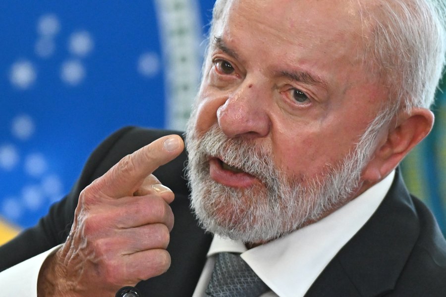 A **desaprovação do presidente Luiz Inácio Lula da Silva** atingiu níveis recordes a poucos meses das eleições de 2026. Segundo levantamentos recentes do PoderData e da AtlasIntel, a rejeição ao presidente superou significativamente a aprovação. Mas o que esses números realmente significam para o cenário político brasileiro? De acordo com a pesquisa do **PoderData**, realizada entre 21 e 23 de março de 2026, **61% dos brasileiros desaprovam** o presidente Lula. Este é o maior índice de desaprovação desde o início da série histórica em março de 2024. Em contraste, apenas 31% dos entrevistados afirmaram aprovar o governo. A pesquisa foi conduzida com 2.500 entrevistas por telefone em 132 municípios, apresentando uma margem de erro de 2 pontos percentuais e um intervalo de confiança de 95%. Por outro lado, a pesquisa da **AtlasIntel**, em parceria com a Bloomberg, realizada entre 18 e 23 de março de 2026, também destaca um cenário de desgaste para o presidente. Neste levantamento, a desaprovação ao trabalho de Lula é de **53,5%**, enquanto a aprovação é de **45,9%**. Apenas 0,6% dos entrevistados não souberam opinar. A série histórica da AtlasIntel mostra uma trajetória de instabilidade, com a aprovação caindo de 51% em janeiro de 2024 para os atuais 46%, enquanto a desaprovação aumentou de 45% para 54%. Quais são os grupos demográficos que mais desaprovam o presidente? Segundo a AtlasIntel, a maior resistência ao mandato de Lula é observada entre os **evangélicos**, com uma rejeição de **85,5%**, e entre o público **jovem** (16 a 24 anos), onde a desaprovação chegou a **72,7%**. Geograficamente, as regiões Centro-Oeste e Sul apresentam os piores índices de aprovação, com desaprovação de **65,9%** e **60,2%**, respectivamente. Por outro lado, onde Lula ainda mantém apoio? O presidente ainda conta com apoio majoritário entre as **mulheres** (53,9%), os **católicos** (54,2%) e na região **Nordeste** (55,6%). Esses dados indicam que, apesar da alta desaprovação, existem segmentos da população que continuam a apoiar o governo. Como essas informações podem impactar as eleições de 2026? Com a desaprovação em alta, o cenário político se torna mais desafiador para o presidente Lula. A divisão demográfica e geográfica pode influenciar as estratégias de campanha, já que o governo precisará trabalhar para reconquistar a confiança de grupos que atualmente demonstram insatisfação. Esses levantamentos refletem a complexidade do cenário político atual no Brasil e a importância de entender as dinâmicas de aprovação e desaprovação entre diferentes segmentos da população. Com as eleições se aproximando, o governo enfrentará o desafio de reverter a tendência de desaprovação e buscar apoio em uma sociedade profundamente dividida.