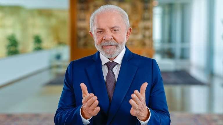 **Qual é o atual índice de desaprovação do governo Lula?** Segundo a pesquisa do **Instituto Paraná Pesquisas**, divulgada em 30 de março de 2026, o governo Lula enfrenta uma desaprovação de **52%** entre os brasileiros. Este índice se manteve estável em relação a fevereiro, representando o maior patamar desde agosto de 2025. **Como está a aprovação do governo?** A aprovação do governo Lula oscilou negativamente em **0,4 ponto percentual**, situando-se agora em **44,6%**. Essa variação, embora pequena, indica uma leve tendência de queda na percepção positiva do governo. **Quais são as avaliações específicas do governo?** A soma das avaliações "Ruim" e "Péssima" chega a **45,2%**, com a categoria "Péssima" isoladamente atingindo **37,0%**. Por outro lado, aqueles que consideram o governo "Ótimo" ou "Bom" somam **31,7%**. **Quem são os grupos que mais desaprovam o governo?** A resistência ao governo Lula é mais acentuada entre os homens, com **56,9%** de desaprovação, e entre eleitores com ensino superior, que apresentam uma desaprovação de **58,3%**. **Como a desaprovação varia regionalmente?** No âmbito regional, o governo enfrenta maior desaprovação no Sul do país, onde o índice chega a **62,5%**. Em contraste, o Nordeste se destaca como a principal base de apoio ao governo, com **55,0%** de aprovação. **Qual é a metodologia da pesquisa?** A pesquisa foi realizada pelo **Instituto Paraná Pesquisas** entre os dias 25 e 28 de março de 2026, com **2.080 entrevistados**. O nível de confiança é de **95%**, e a margem de erro é de **2,2 pontos percentuais**. O registro no TSE é nº BR-00873/2026. **Quais fatores podem influenciar a percepção do governo?** A percepção do governo pode variar significativamente dependendo do perfil socioeconômico e geográfico dos entrevistados. Fatores como gênero, nível educacional e localização geográfica desempenham um papel crucial na formação da opinião pública. **Por que o Nordeste apoia mais o governo?** Embora a pesquisa não especifique os motivos, historicamente, o Nordeste tem mostrado maior apoio a políticas sociais e programas de redistribuição de renda, que são frequentemente associados ao governo Lula. **Como a pesquisa foi contratada?** A pesquisa foi contratada pelo próprio **Instituto Paraná Pesquisas**, garantindo a independência e a objetividade dos resultados apresentados. **Qual é a importância de entender essas métricas?** Compreender as métricas de aprovação e desaprovação é crucial para avaliar o desempenho do governo e identificar áreas que necessitam de atenção ou melhoria. Além disso, essas informações são essenciais para estratégias políticas e de comunicação. **Como essas informações podem ser usadas?** Partidos políticos, analistas e o próprio governo podem usar essas informações para ajustar suas estratégias e políticas, visando melhorar a percepção pública e atender melhor às necessidades dos cidadãos. **Qual é o impacto dessas avaliações no cenário político?** Avaliações de desaprovação elevadas podem indicar desafios para o governo em futuras eleições e na implementação de políticas. Elas também podem influenciar a dinâmica política, afetando alianças e negociações no Congresso. **Como a confiança e a margem de erro influenciam a interpretação dos dados?** O nível de confiança de **95%** e a margem de erro de **2,2 pontos percentuais** indicam que os resultados são estatisticamente significativos e confiáveis dentro desse intervalo, permitindo uma interpretação precisa das tendências de opinião pública.