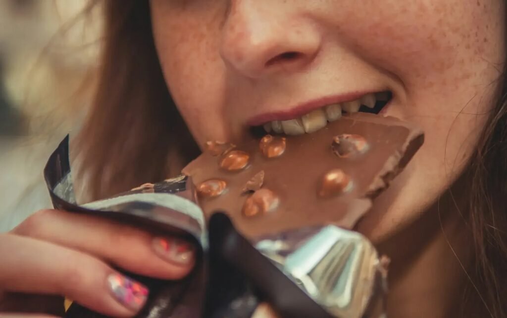 Por que sentimos um desejo incontrolável por chocolate? Esse desejo pode indicar uma deficiência de magnésio, um mineral essencial para o corpo. Como o magnésio afeta nosso organismo? Ele é crucial para o funcionamento dos músculos e do sistema nervoso. Por que o corpo "pede" chocolate quando falta magnésio? O chocolate, especialmente o amargo, é rico em magnésio, o que pode explicar o desejo. Quais são os sintomas da falta de magnésio? Cansaço, irritabilidade, fraqueza muscular e alterações no humor são comuns. O que fazer se o desejo por chocolate for frequente? Considere que pode ser um sinal de deficiência e busque equilibrar sua alimentação. Quais alimentos ajudam a suprir a falta de magnésio? Vegetais verdes, sementes, nozes e grãos integrais são boas fontes. Quando a suplementação de magnésio é necessária? Apenas com orientação profissional para evitar excessos nutricionais.