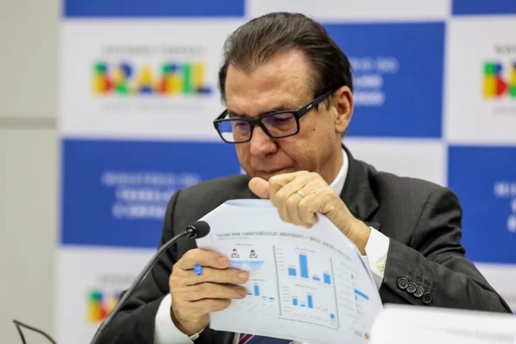 Qual é a taxa de desemprego no Brasil no trimestre até fevereiro? A taxa de desemprego no Brasil atingiu 5,8% no trimestre encerrado em fevereiro, segundo o IBGE. Como essa taxa se compara ao trimestre anterior? Houve um aumento de 0,6 ponto percentual em relação ao trimestre anterior, que terminou em novembro. Qual é a importância desse índice na série histórica? Apesar do aumento, é o menor índice registrado para esse período desde o início da série histórica em 2012. Como a taxa de desemprego atual se compara ao mesmo trimestre de 2025? Em comparação com o mesmo trimestre de 2025, a taxa caiu 1 ponto percentual, de 6,8% para 5,8%. Quantas pessoas estão desempregadas atualmente? O número de desempregados chegou a 6,2 milhões, um aumento em relação aos 5,6 milhões do trimestre anterior. Como o número de desempregados se compara ao ano anterior? Apesar do aumento trimestral, o número de desempregados é menor do que os 7,3 milhões registrados um ano antes. Qual é o número de pessoas ocupadas no mercado de trabalho? O Brasil contabilizou 102,1 milhões de pessoas ocupadas no período até fevereiro. Houve alguma mudança no número de pessoas ocupadas em comparação ao trimestre anterior? Sim, houve uma queda de 0,8%, o que representa 874 mil pessoas a menos ocupadas. E em comparação ao ano anterior, como está o número de ocupados? Em 12 meses, houve um aumento de 1,5 milhão de trabalhadores, uma alta de 1,5%. Qual é o nível de ocupação atual? O nível de ocupação ficou em 58,4%, com um recuo de 0,6 ponto percentual no trimestre. Como o nível de ocupação se compara ao ano anterior? Houve um avanço de 0,4 ponto percentual em relação ao mesmo período do ano anterior. Qual é a situação do emprego com carteira assinada no setor privado? O emprego com carteira assinada permaneceu estável, com 39,2 milhões de trabalhadores. E quanto aos empregados sem carteira assinada? O número de empregados sem carteira somou 13,3 milhões, com uma queda de 342 mil no trimestre. Como está o número de trabalhadores por conta própria? Os trabalhadores por conta própria permaneceram em 26,1 milhões no trimestre, mas cresceram 3,2% em um ano. Qual é a taxa de informalidade atual? A taxa de informalidade atingiu 37,5% da população ocupada, correspondendo a 38,3 milhões de trabalhadores informais. Como a taxa de informalidade se compara ao trimestre anterior? Houve uma leve redução em relação aos 38,8 milhões do trimestre anterior. Qual é a situação da população subutilizada? A população subutilizada totalizou 16,1 milhões, com um crescimento de 4,4% no trimestre. Como a taxa de subutilização se compara ao ano anterior? Houve uma queda de 10,5% em relação ao ano anterior, uma redução de 1,9 milhão de pessoas. Qual é o rendimento real habitual de todos os trabalhos? O rendimento real habitual foi de R$ 3.679, com uma alta de 2% ante o trimestre anterior. Como a massa de rendimentos evoluiu em 12 meses? A massa de rendimentos somou R$ 371,1 bilhões, com um crescimento de 6,9% em 12 meses.