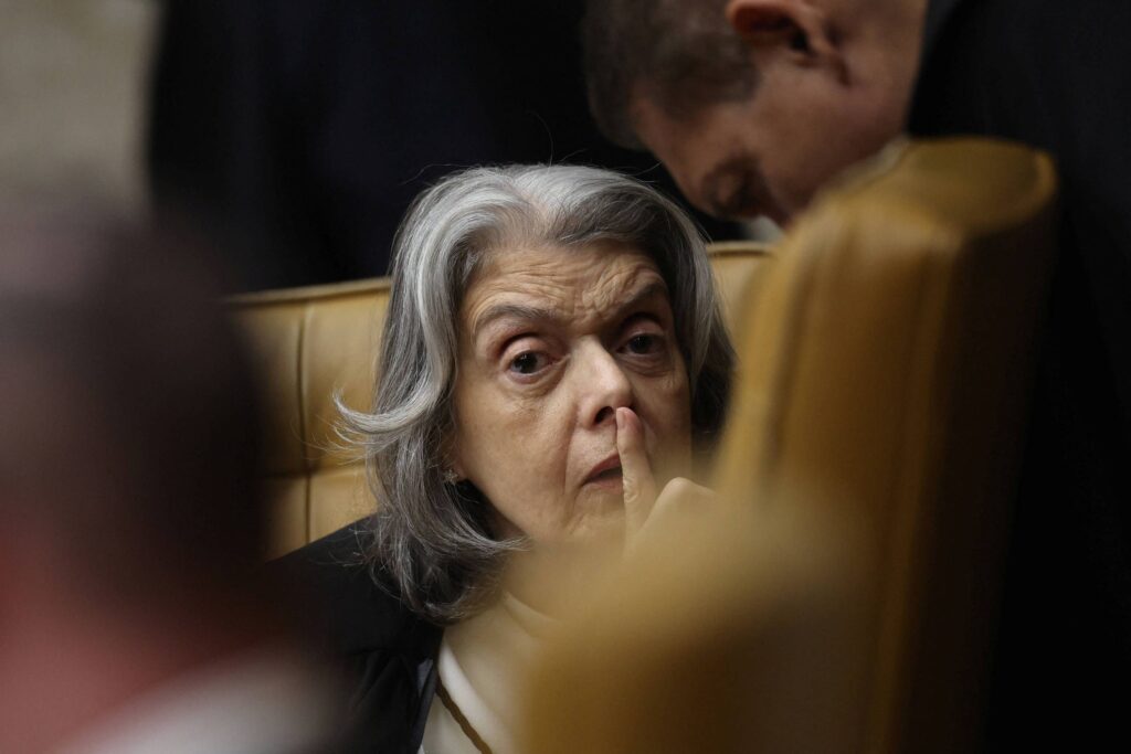 A ministra **Cármen Lúcia**, presidente do Tribunal Superior Eleitoral (TSE), destacou a importância da **imparcialidade e ética** no judiciário durante uma palestra realizada nesta quarta-feira (18). Segundo a publicação, Cármen Lúcia enfatizou que, para garantir a **igualdade de direitos**, é fundamental que os juízes atuem de maneira imparcial e ética. Ela afirmou que "Deus me livre de ser julgada por juiz que não seja imparcial e ético", ressaltando a necessidade de confiança no sistema judiciário para assegurar que todos os cidadãos sejam tratados de forma justa e equitativa. Durante o evento, a ministra abordou a relevância de um sistema judicial que respeite os princípios democráticos e os direitos humanos. Segundo o site, Cármen Lúcia argumentou que a imparcialidade dos juízes é um pilar essencial para a manutenção da democracia e da justiça social. Ela destacou que a atuação ética dos magistrados é crucial para evitar decisões tendenciosas que possam prejudicar o equilíbrio e a confiança no sistema legal. A ministra também mencionou que a sociedade deve estar atenta e exigir que os juízes mantenham um comportamento ético e imparcial em todas as suas decisões. Por fim, Cármen Lúcia reforçou a ideia de que a **igualdade de direitos** só pode ser alcançada quando o judiciário atua de forma transparente e responsável. Segundo a publicação, ela concluiu sua palestra afirmando que a ética e a imparcialidade são valores inegociáveis para qualquer juiz que deseja contribuir para uma sociedade mais justa e igualitária. A ministra destacou que é dever de todos, incluindo os cidadãos, garantir que esses princípios sejam respeitados e promovidos dentro do sistema judiciário, assegurando assim a confiança pública nas instituições legais.