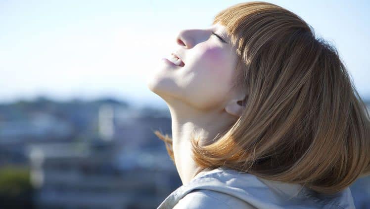 **Deus, obrigado(a) por me amar além das minhas imperfeições** é uma expressão de gratidão que reflete a profunda conexão entre o ser humano e o divino. Esta relação é marcada por um amor incondicional, que transcende as falhas e limitações humanas. Em momentos de dúvida e escuridão, muitos encontram conforto na crença de que Deus está presente, oferecendo suporte e orientação. Este amor divino é visto como uma força constante que não apenas aceita, mas também valoriza cada indivíduo, independentemente de suas imperfeições. Nos momentos mais sombrios da vida, quando a esperança parece distante, a presença de **Deus** pode ser uma fonte de luz e renovação. A fé sugere que, mesmo quando nos sentimos perdidos, Deus está ao nosso lado, segurando nossa mão e nos guiando por novos caminhos. Este apoio divino é percebido como um convite para recomeçar, para encontrar novos propósitos e significados em meio às adversidades. A ideia de que Deus ama além das imperfeições humanas é central para muitas tradições religiosas. Este amor é descrito como incondicional, não baseado em méritos ou ações, mas sim em uma aceitação completa e profunda do ser. Para muitos, essa compreensão traz paz e segurança, sabendo que são amados e aceitos exatamente como são. Este amor divino é visto como um modelo de como amar os outros, incentivando a compaixão e a empatia em nossas interações diárias. A jornada espiritual de cada indivíduo é única, e a relação com Deus pode variar amplamente. No entanto, a crença em um amor que transcende as falhas pessoais é um tema comum que ressoa em muitos corações. Este amor é frequentemente descrito como uma força que inspira transformação pessoal, encorajando as pessoas a crescerem e se desenvolverem, apesar de suas imperfeições. Além disso, a gratidão por esse amor divino pode ser uma prática poderosa. Agradecer a Deus por seu amor e apoio pode fortalecer a fé e proporcionar uma sensação de bem-estar e contentamento. Este ato de gratidão pode ser uma forma de reconhecer a presença constante de Deus em nossas vidas e de celebrar a capacidade de recomeçar, independentemente das circunstâncias. Em suma, o reconhecimento do amor de **Deus** além das imperfeições humanas é uma fonte de conforto e inspiração. Este amor incondicional oferece um refúgio em tempos de dificuldade e uma base sólida para a construção de uma vida plena e significativa. A gratidão por este amor pode transformar a maneira como vemos a nós mesmos e aos outros, promovendo uma visão mais compassiva e esperançosa do mundo.