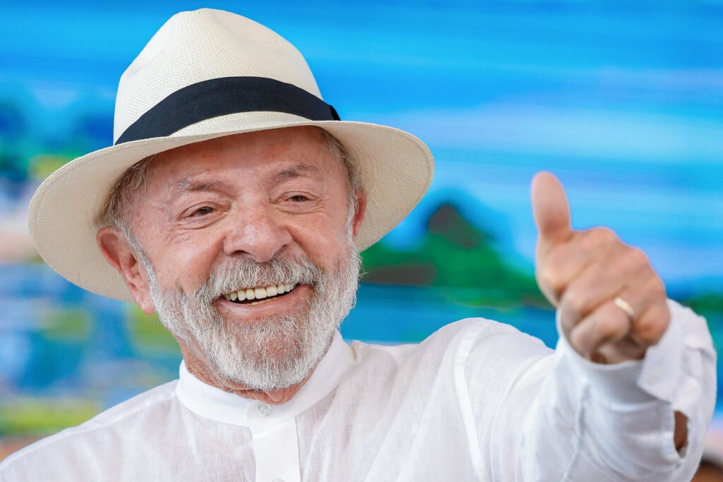 O que motivou o governo a criar um novo imposto sobre exportação de petróleo? O governo busca compensar a renúncia fiscal de R$ 20 bilhões com a desoneração de PIS e Cofins sobre o diesel e garantir R$ 10 bilhões para subsídios. A taxação de 12% sobre petróleo bruto e 50% sobre diesel visa arrecadar R$ 30 bilhões. Como o novo imposto impacta o preço do diesel? As medidas reduzem R$ 0,64 por litro de diesel vendido às distribuidoras, metade via desoneração de impostos e metade por subsídio. A desoneração vale até 31 de maio, e o subsídio até 31 de dezembro, limitado a R$ 10 bilhões. Qual é a intenção do governo com a taxação de exportação? O governo quer desestimular exportações e incentivar o refino no país, utilizando a capacidade ociosa das refinarias. A ideia é garantir o abastecimento interno e aproveitar as vantagens comparativas do Brasil. Quais são as críticas do setor de óleo e gás ao novo imposto? O setor critica o risco regulatório e a perda de competitividade. O Instituto Brasileiro de Petróleo, Gás e Biocombustíveis (IBP) afirma que o imposto pode ser uma bitributação e prejudicar investimentos de longo prazo. Como o novo imposto pode afetar a estabilidade econômica? O tributarista Marco Antônio Ruzene alerta que o novo tributo impacta a atratividade de projetos, o custo de capital e a percepção de estabilidade do país, indo além do aumento de receita previsto pelo governo. O imposto sobre exportação de petróleo é constitucional? Advogados questionam a adequação ao regime constitucional, pois o imposto tem função extrafiscal e regulatória, não arrecadatória. Usá-lo para custear subsídios pode configurar desvio de finalidade e ser contestado judicialmente. Qual foi a experiência anterior do governo com impostos semelhantes? Em março de 2023, o governo instituiu uma alíquota de 9,2% sobre exportações de óleo bruto para compensar renúncia fiscal. A medida enfrentou resistência e foi declarada ilegal pelo Tribunal Regional Federal da 2ª Região. Quais são as expectativas de arrecadação com o novo imposto? O governo espera arrecadar R$ 15 bilhões em quatro meses, mas estimativas da XP Investimentos apontam para R$ 12,9 bilhões. A arrecadação pode ser afetada por variações no volume exportado e na cotação do barril. Como o governo busca ganhar apoio político com o pacote? O Decreto 12.876 obriga postos de combustíveis a exibirem placas informativas sobre o subsídio governamental. A sinalização visa informar os consumidores sobre os benefícios do subsídio ao diesel e da desoneração do PIS/Cofins. Quais são os riscos de um descompasso na previsão orçamentária? Uma menor arrecadação e gastos acelerados com subsídios, devido à alta do barril, podem gerar descompasso orçamentário. A escalada de preços do petróleo Brent é influenciada por conflitos no Oriente Médio.