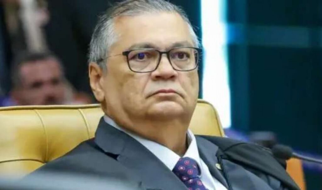 O ministro da Justiça, Flávio Dino, estabeleceu um prazo de **cinco dias** para que o senador Carlos Viana (Podemos-MG) apresente documentos relacionados à investigação sobre irregularidades no Instituto Nacional do Seguro Social (**INSS**). Esta decisão faz parte de um esforço contínuo para garantir a transparência e a responsabilidade no setor público. No entanto, a resposta do senador Viana foi imediata e contundente, destacando a complexidade e a tensão envolvidas nas investigações em curso. Segundo a publicação, Viana, que preside a Comissão Parlamentar Mista de Inquérito (**CPMI**) responsável por apurar essas irregularidades, não hesitou em se manifestar sobre o prazo estipulado. A resposta do senador Carlos Viana, conforme relatado, foi uma "invertida" imediata à decisão de Dino. Viana argumentou que a imposição de um prazo tão curto poderia comprometer a qualidade e a profundidade das investigações conduzidas pela CPMI. Ele destacou a importância de um processo investigativo minucioso e bem fundamentado, que não deve ser apressado por prazos arbitrários. Segundo o site, Viana enfatizou que a CPMI está comprometida em realizar um trabalho rigoroso e transparente, mas que necessita de tempo adequado para analisar todos os dados e documentos pertinentes ao caso do INSS. O embate entre Flávio Dino e Carlos Viana ilustra as tensões inerentes ao processo de fiscalização e investigação de órgãos públicos no Brasil. Enquanto o ministro busca celeridade e eficiência, o senador defende a necessidade de um exame detalhado e cuidadoso das irregularidades no INSS. Este episódio ressalta a importância de um equilíbrio entre a urgência de respostas e a profundidade das investigações, um desafio constante em comissões parlamentares e outras instâncias de controle. A situação continua a evoluir, com ambos os lados buscando garantir que suas abordagens atendam ao interesse público e promovam a justiça e a transparência.