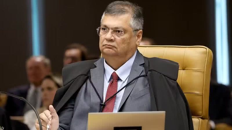 O ministro da Justiça e Segurança Pública, Flávio **Dino**, anunciou uma proposta significativa que visa eliminar a **aposentadoria compulsória** como forma de punição para juízes. Segundo a publicação do site TNH1, a medida prevê a substituição dessa prática pela **perda do cargo**, alterando assim a forma como magistrados são responsabilizados por suas ações. A aposentadoria compulsória tem sido criticada por permitir que juízes afastados por má conduta continuem a receber seus salários, o que, na visão de muitos, não representa uma punição efetiva. A proposta de Dino surge em um contexto de crescente demanda por maior **transparência** e **responsabilização** no Judiciário brasileiro. De acordo com o site TNH1, a mudança proposta visa alinhar o Brasil a práticas internacionais mais rigorosas, onde a perda do cargo é uma consequência mais comum para juízes que violam suas obrigações. A medida também busca fortalecer a confiança pública no sistema judicial, garantindo que aqueles que detêm o poder de julgar sejam igualmente sujeitos às leis que aplicam. Além disso, a proposta de Dino reflete um movimento mais amplo de reforma do sistema judiciário, que inclui outras medidas para aumentar a **eficiência** e a **responsabilidade** dos magistrados. Segundo o site TNH1, a iniciativa pode enfrentar resistência de setores conservadores, mas é vista como um passo necessário para modernizar e moralizar a Justiça no Brasil. A expectativa é que, com a implementação dessas mudanças, haja um impacto positivo na percepção pública sobre a integridade e a eficácia do sistema judicial.