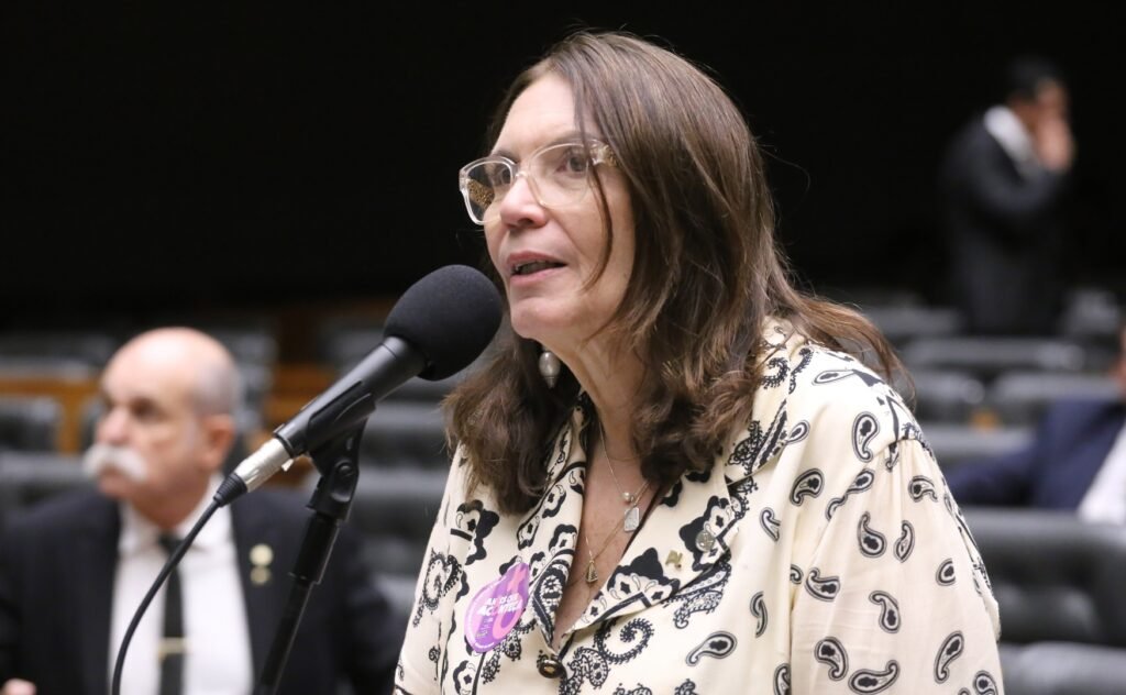 O **Projeto de Lei 896 de 2023**, que busca incluir a **misoginia** na Lei de Racismo (Lei 7.716 de 1989), está gerando debates acalorados na Câmara dos Deputados. A proposta, de autoria da senadora Ana Paula Lobato (PDT-MA), foi aprovada no Senado e agora enfrenta resistência de deputados de direita. Mas o que exatamente está em jogo com essa proposta? A proposta define **misoginia** como a conduta que "exteriorize ódio ou aversão às mulheres". Com a nova norma, crimes praticados com base nesse preconceito passariam a ter o mesmo tratamento jurídico de crimes de racismo, sendo considerados **inafiançáveis** e **imprescritíveis**. Isso significa que tais crimes não poderiam ser pagos com fiança e não prescreveriam com o tempo, o que aumenta a gravidade das penalidades. Por que a direita se opõe ao projeto? Deputados de direita argumentam que equiparar misoginia a racismo pode estimular "divisão e ódio entre homens e mulheres". Segundo a publicação, a deputada Bia Kicis (PL-DF) expressou em suas redes sociais que o projeto é uma "armadilha da esquerda" e que trabalhará para derrotá-lo. O deputado Nikolas Ferreira (PL-MG) também criticou a proposta, chamando-a de "aberração". Quais são as principais críticas ao projeto? Além das preocupações com a divisão social, alguns deputados, como Mario Frias (PL-SP), veem o projeto como uma "mordaça ideológica" que destrói a presunção de inocência. Ele argumenta que a proposta poderia criminalizar homens pelo simples fato de serem homens. A deputada Júlia Zanatta (PL-SC) também criticou a proposta, chamando-a de "censura" e expressando preocupações sobre como a lei poderia ser usada para silenciar vozes. O que acontece se o projeto for aprovado? Se a proposta for aprovada pelos deputados e sancionada pelo presidente Luiz Inácio Lula da Silva (PT), o ato de injuriar alguém ofendendo a dignidade ou decoro em razão de misoginia terá pena de 2 a 5 anos, além de multa. Praticar, induzir ou incitar a discriminação ou preconceito contra mulheres também passará a ser crime tipificado, com pena de 1 a 3 anos. A pena será em dobro para crimes cometidos contra mulheres no contexto de violência doméstica e familiar. Como a misoginia é definida? De acordo com o dicionário Aurélio, **misoginia** significa o desprezo ou aversão às mulheres, ou a repulsa mórbida do homem ao contato sexual com as mulheres. Essa definição é central para entender o que a proposta busca combater. Qual é o impacto potencial da proposta? O projeto visa proteger mulheres de discriminação e preconceito, equiparando tais atos aos crimes de racismo. No entanto, a resistência encontrada na Câmara indica que o debate sobre o equilíbrio entre proteção legal e liberdade de expressão está longe de ser resolvido. Em resumo, o Projeto de Lei 896 de 2023 está no centro de um debate sobre como a sociedade deve lidar com a misoginia e quais são os limites da legislação para proteger grupos vulneráveis sem infringir outras liberdades. A discussão continua na Câmara dos Deputados, onde o futuro da proposta será decidido.
