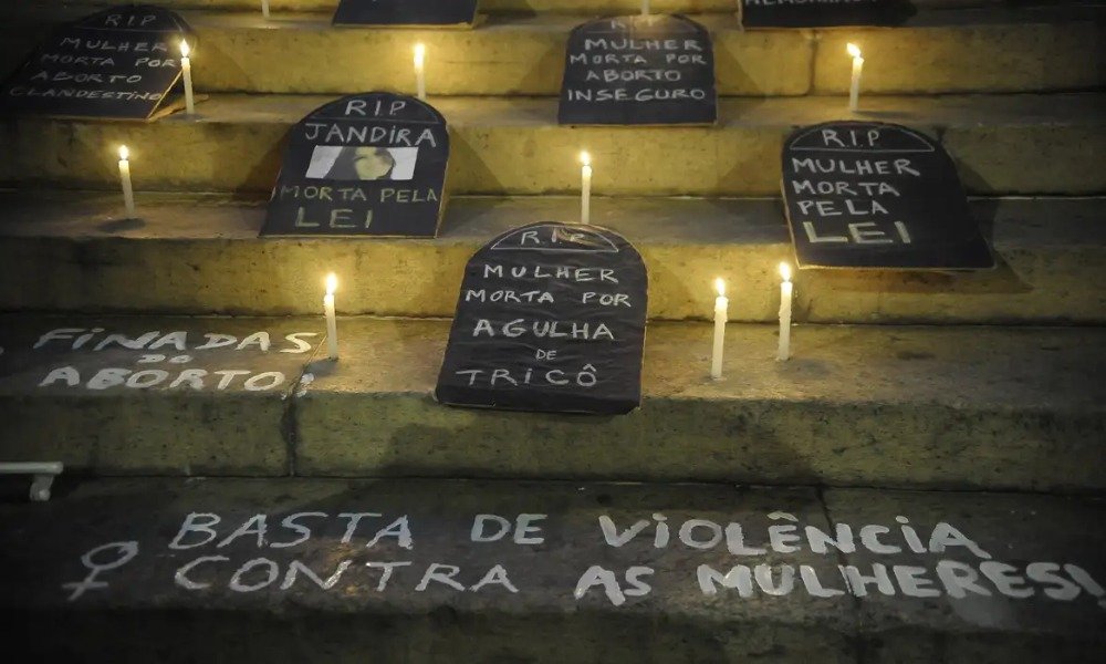 O Senado aprovou um **projeto de lei** que equipara a **misoginia** ao crime de **racismo**, o que significa que o ódio ou aversão a mulheres passa a ser tratado como um crime grave. Atualmente, atos de misoginia são geralmente classificados como injúria ou difamação, com penas de dois meses a um ano. Com a nova proposta, a reclusão pode variar de dois a cinco anos, além de multa. Essa mudança gerou reações diversas, especialmente entre parlamentares de direita. Por que a direita se opõe ao projeto? Segundo a publicação, alguns parlamentares de direita manifestaram-se contra a proposta nas redes sociais. Nikolas Ferreira (PL-MG) descreveu o projeto como "inacreditável" e uma "aberração", comprometendo-se a trabalhar para derrubar a decisão. Mario Frias (PL-SP) chamou o projeto de "mordaça ideológica", argumentando que ele poderia classificar qualquer crítica ou desentendimento com uma mulher como crime de racismo. Ele também afirmou que o projeto tenta criminalizar o homem "por ser homem". Qual é a posição de outros parlamentares de direita? Apesar das críticas, alguns nomes fortes da oposição, como Flávio Bolsonaro, votaram a favor da mudança. Damares Alves (Republicanos-DF), embora tenha votado a favor, expressou preocupação de que o projeto poderia violar a liberdade de expressão dos políticos. Ela mencionou que responde a um processo por misoginia e que o projeto a preocupa. Sergio Moro (União-PR) também apoiou o projeto, mas criticou seu texto, afirmando que a liberdade de expressão está em risco e que não houve margem para rejeição ou alteração do projeto. Como foi a votação no Senado? Durante a votação, o projeto, de autoria da senadora Ana Paula Lobato (PSD-MA) e relatado por Soraya Thronicke (Podemos-MS), foi aprovado com 67 votos a favor, dos 68 presentes na sessão. A maioria dos senadores de oposição votou a favor do texto, apesar das manifestações contrárias nas redes sociais. O que acontece agora com o projeto? O projeto segue agora para a **Câmara dos Deputados**. Caso seja aprovado sem alterações, será enviado para a sanção do presidente Lula (PT). Sergio Moro expressou esperança de que os riscos associados ao projeto sejam minimizados durante sua aplicação. Quais são as preocupações em torno do projeto? As preocupações principais giram em torno da possível violação da liberdade de expressão e da clareza do texto do projeto. Sergio Moro mencionou que a oposição tentou protocolar uma emenda para tornar o projeto mais claro, mas não foi aprovada. Ele espera que os riscos sejam reduzidos na aplicação da lei. Em resumo, o projeto de lei que equipara a misoginia ao racismo gerou um debate acalorado entre os parlamentares, especialmente entre aqueles de direita. Enquanto alguns veem a proposta como uma proteção necessária contra o ódio às mulheres, outros temem que ela possa restringir a liberdade de expressão e ser usada de forma excessiva. O futuro do projeto agora depende da aprovação na Câmara dos Deputados e da sanção presidencial.