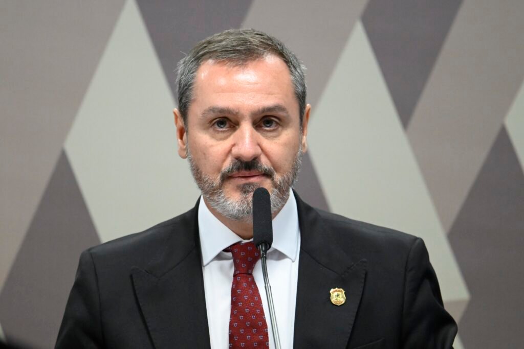 O que o diretor-geral da Polícia Federal afirmou sobre a atuação da corporação? Andrei Rodrigues afirmou que a Polícia Federal não atua de forma política e que suas investigações são pautadas pela isenção técnica, sem espaço para direcionamentos ideológicos. Quais são as consequências das investigações rigorosas da PF? O rigor das apurações tem gerado reações contra os agentes que lideram inquéritos sensíveis, classificadas como "ataques covardes e vis" pelo diretor-geral. Por que a PF é alvo de ataques, segundo Andrei Rodrigues? Rodrigues acredita que as tentativas de enfraquecimento da PF são uma estratégia de quem não tem interesse em uma polícia forte, pois uma PF forte não interessa a quem compactua com o crime. Quais operações recentes foram destacadas pelo diretor-geral? Ele mencionou o combate à fraude bilionária no sistema financeiro pelo Banco Master, destacando a cooperação com o Banco Central como crucial para o avanço do caso. Qual é a importância da cooperação entre órgãos públicos, segundo Rodrigues? Para o diretor-geral, a articulação entre órgãos públicos sob os pilares da legalidade permite resultados consistentes no combate ao crime organizado e à corrupção. Quais desafios internos a Polícia Federal enfrenta atualmente? A corporação perdeu mais de 300 servidores para outras carreiras nos últimos três anos, o que representa um desafio significativo para a manutenção de sua força de trabalho. O que está sendo feito para reter servidores na Polícia Federal? Rodrigues defendeu o reconhecimento das carreiras policiais e informou que o governo federal abriu canais de diálogo para tratar das demandas da categoria. Qual é o papel do presidente Lula nas negociações com os servidores da PF? O presidente Lula deve receber representantes dos servidores para discutir suas demandas, demonstrando um esforço para abordar as preocupações da categoria. Como a postura técnica do Banco Central foi elogiada? Rodrigues elogiou a postura técnica do presidente do Banco Central, Gabriel Galípolo, destacando a importância da cooperação para o sucesso das operações. Por que a isenção técnica é crucial para a Polícia Federal? A isenção técnica garante que as investigações sejam conduzidas de forma imparcial, sem influências políticas, assegurando a credibilidade da instituição. Como a perda de servidores afeta a Polícia Federal? A saída de mais de 300 servidores impacta a capacidade operacional da PF, exigindo medidas para garantir a continuidade e eficácia de suas operações. Qual é a estratégia para fortalecer a Polícia Federal? Fortalecer a PF envolve reconhecimento das carreiras, diálogo com o governo e cooperação entre órgãos, assegurando uma atuação eficaz contra o crime. Como a Polícia Federal mantém sua credibilidade? A credibilidade da PF é mantida por meio de investigações imparciais e cooperação com outros órgãos, garantindo resultados consistentes e confiáveis. Por que uma Polícia Federal forte é importante para a sociedade? Uma PF forte é essencial para combater o crime organizado e a corrupção, protegendo a sociedade e assegurando a justiça e a ordem pública. Como a sociedade pode apoiar a Polícia Federal? Apoiar a PF envolve reconhecer sua importância, entender seus desafios e promover o diálogo para fortalecer suas operações e garantir sua eficácia.