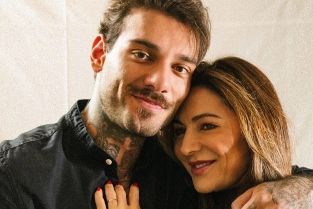 A **alopecia areata** é uma condição autoimune que afeta a mãe do cantor Lucas Lucco, trazendo à tona a importância de conscientizar sobre essa doença. Segundo a publicação, essa condição pode surgir de forma inesperada, causando a perda de cabelo em áreas específicas do couro cabeludo ou em outras partes do corpo. A alopecia areata não é apenas uma questão estética, mas também pode impactar significativamente a autoestima e o bem-estar emocional dos indivíduos afetados. O reconhecimento precoce dos sintomas e a busca por tratamento adequado são fundamentais para o manejo eficaz da doença. De acordo com o site, a alopecia areata ocorre quando o sistema imunológico ataca erroneamente os folículos capilares, levando à queda de cabelo. Embora a causa exata dessa resposta autoimune não seja completamente compreendida, acredita-se que fatores genéticos e ambientais desempenhem um papel importante no seu desenvolvimento. O tratamento da alopecia areata pode variar de acordo com a gravidade da condição e a resposta individual ao tratamento. Opções terapêuticas incluem o uso de medicamentos tópicos, injeções de corticosteroides e, em alguns casos, terapias imunossupressoras. É essencial que o tratamento seja acompanhado por um profissional de saúde especializado para garantir a melhor abordagem possível. Além do tratamento médico, o suporte psicológico também é crucial para os pacientes que enfrentam a alopecia areata. Segundo a publicação, o impacto emocional da perda de cabelo pode ser profundo, afetando a confiança e a qualidade de vida. Grupos de apoio e terapia podem oferecer um espaço seguro para compartilhar experiências e estratégias de enfrentamento. A conscientização sobre a alopecia areata é vital para desmistificar a condição e promover a empatia e o apoio àqueles que vivem com essa doença. O caso da mãe de Lucas Lucco serve como um lembrete da importância de buscar informações e tratamento adequados para lidar com essa condição autoimune.