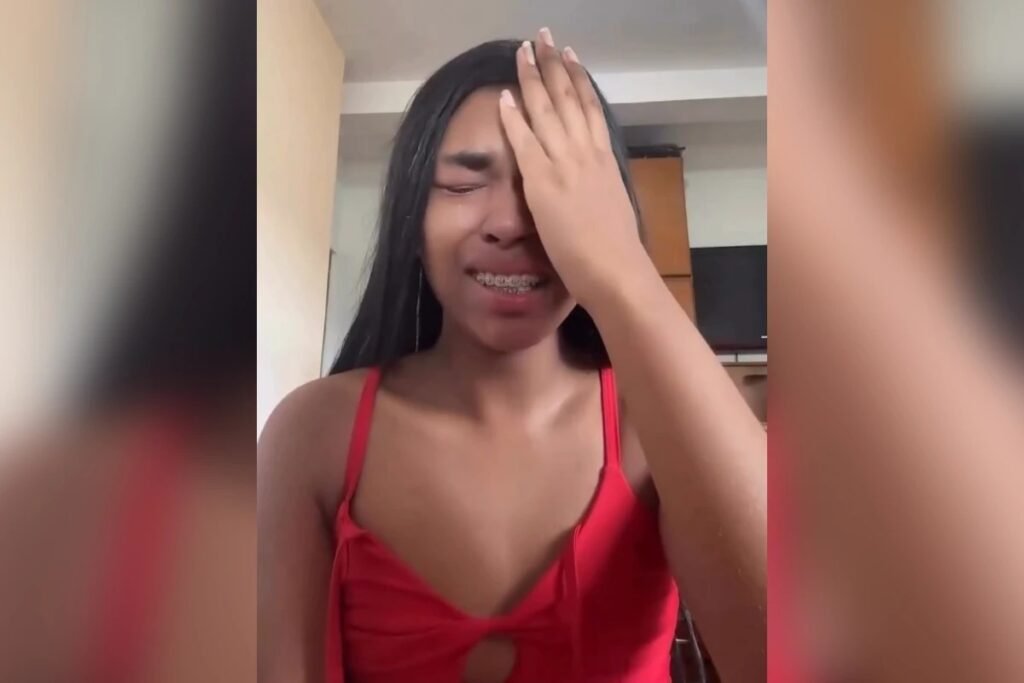 Por que Duda Salabert defende uma mulher trans convocada pelo Exército? Duda Salabert, deputada federal e mulher trans, defende Victória Mendes, também mulher trans, convocada para o serviço militar. Ela considera a convocação um erro e busca corrigir a situação junto ao ministro da Defesa. Qual é a situação de Victória Mendes? Victória Mendes, ao completar 18 anos, foi convocada para o serviço militar obrigatório. Ela expressou desespero e insegurança, temendo pela sua segurança e bem-estar no ambiente militar. Como Duda Salabert está agindo para ajudar Victória? Duda Salabert entrou em contato com o ministro da Defesa, José Múcio, para discutir formas de corrigir a convocação de Victória, que considera um erro e uma violência institucional. Por que a convocação de uma mulher trans é considerada um erro? A convocação é vista como um erro porque o serviço militar obrigatório no Brasil é destinado a homens. A situação expõe a falta de preparo das instituições para lidar com questões de identidade de gênero. Qual é a reação de Victória Mendes à convocação? Victória Mendes expressou seu desespero em um vídeo, afirmando que se sente insegura e que sua vida se tornaria um pesadelo se tivesse que servir no Exército. O que a situação de Victória Mendes revela sobre o Exército? A situação destaca o despreparo do Exército em lidar com questões de identidade de gênero, evidenciando a necessidade de políticas inclusivas e respeitosas para pessoas trans. Qual é a importância da ação de Duda Salabert? A ação de Duda Salabert é crucial para dar visibilidade à questão e pressionar por mudanças institucionais que respeitem a identidade de gênero, promovendo justiça e inclusão. Como o público está reagindo à situação? A situação gerou comoção e apoio nas redes sociais, com muitos se solidarizando com Victória e apoiando a iniciativa de Duda Salabert em buscar uma solução. O Exército já se manifestou sobre o caso? Até o momento, o Exército não se manifestou oficialmente sobre a convocação de Victória Mendes, deixando a situação sem uma resolução clara. Quais são as possíveis consequências dessa situação? A situação pode levar a um debate mais amplo sobre a inclusão de pessoas trans nas Forças Armadas e a necessidade de políticas que respeitem a diversidade de gênero. Como essa situação pode impactar futuras convocações? O caso pode servir de precedente para que as Forças Armadas revisem suas práticas e garantam que convocações respeitem a identidade de gênero, evitando erros semelhantes no futuro. O que essa situação revela sobre a sociedade brasileira? A situação expõe desafios enfrentados por pessoas trans no Brasil, destacando a necessidade de avanços em políticas públicas que promovam igualdade e respeito à diversidade. Como a mídia está cobrindo o caso? A mídia está destacando a ação de Duda Salabert e o desespero de Victória Mendes, trazendo à tona discussões sobre direitos de pessoas trans e a necessidade de mudanças institucionais. Qual é o próximo passo para Duda Salabert e Victória Mendes? Duda Salabert continua em diálogo com autoridades para buscar uma solução para Victória Mendes, enquanto a sociedade aguarda uma resposta oficial do Exército sobre o caso.