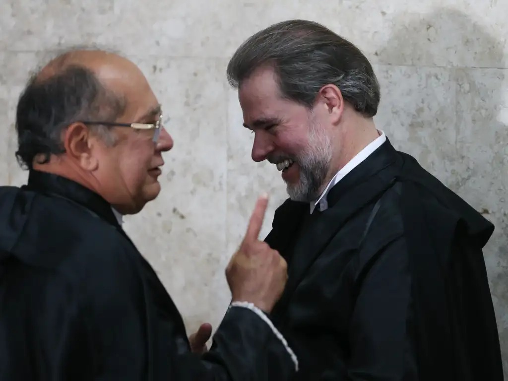 O **editorial da Folha de S.Paulo** critica o ministro **Gilmar Mendes** por sua tentativa de proteger o ministro **Dias Toffoli** em meio ao escândalo envolvendo o **Banco Master**. Segundo a publicação, o caso ainda não havia chegado ao **Supremo Tribunal Federal (STF)** quando Mendes tomou uma medida considerada incomum. No início de dezembro, ele proferiu uma decisão monocrática que estabeleceu regras que poderiam dificultar o processo de impeachment de ministros do STF, uma atribuição que, de acordo com a Constituição, cabe ao Senado Federal. De acordo com o editorial, a decisão de Gilmar Mendes foi vista como uma tentativa de **blindar** os integrantes da Corte, especialmente em um momento em que o nome de Toffoli estava sendo associado a investigações em andamento. A publicação destaca que a medida monocrática de Mendes não apenas surpreendeu, mas também gerou críticas sobre a transparência e a imparcialidade do STF. A decisão foi interpretada como uma forma de proteger Toffoli de possíveis consequências legais, levantando questões sobre a independência do Judiciário e a necessidade de maior fiscalização sobre as ações dos ministros. O texto da Folha enfatiza a importância de manter a **integridade** e a **transparência** no funcionamento do STF, especialmente em casos que envolvem figuras de alto escalão. A crítica ao comportamento de Gilmar Mendes reflete uma preocupação mais ampla com a forma como decisões judiciais podem ser usadas para proteger interesses pessoais ou de grupos específicos dentro do sistema judiciário. Segundo o editorial, é essencial que o STF mantenha sua credibilidade e que seus ministros ajam de acordo com os princípios constitucionais, garantindo que a justiça seja aplicada de maneira justa e imparcial.