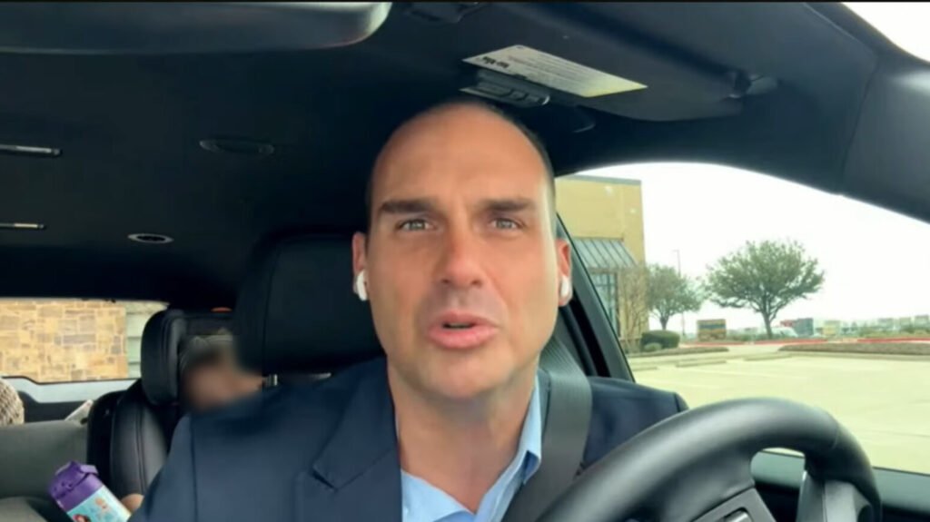 Por que Eduardo Bolsonaro reagiu a Alexandre de Moraes? Eduardo Bolsonaro reagiu após Moraes exigir explicações sobre um vídeo gravado durante a CPAC. O vídeo foi feito para mostrar ao ex-presidente Jair Bolsonaro, que está em prisão domiciliar. Qual é a situação atual de Jair Bolsonaro? Jair Bolsonaro está em prisão domiciliar desde 27 de outubro. Ele deve usar tornozeleira eletrônica e está proibido de acessar redes sociais. O que Eduardo Bolsonaro disse sobre o vídeo? Eduardo afirmou que o vídeo era para mostrar ao pai e provar que a prisão de Bolsonaro não pode barrar o movimento que ele lidera. Quais são as consequências do descumprimento das regras da prisão domiciliar? Se as regras forem violadas, Bolsonaro pode ter a prisão domiciliar revogada e ser enviado de volta ao regime fechado. Como Eduardo Bolsonaro se manifestou sobre a decisão de Moraes? Eduardo classificou a decisão de Moraes como "esdrúxula" e criticou o ministro por focar em questões que considera menos importantes. O que a assessoria de Michelle Bolsonaro disse sobre o vídeo? A assessoria afirmou que Michelle não recebeu o vídeo e, mesmo que tivesse, não o mostraria a Jair Bolsonaro devido às restrições judiciais. Qual foi a crítica de Eduardo Bolsonaro a Moraes? Eduardo criticou Moraes por, segundo ele, não se preocupar com escândalos de corrupção que afetam o STF. Quem é J.R. Guzzo e qual sua relevância no jornalismo? J.R. Guzzo é um jornalista renomado, ex-diretor da Veja e colunista da Revista Oeste, com vasta experiência em coberturas internacionais. Qual é a trajetória de Antonio Cabrera no agronegócio? Antonio Cabrera é veterinário, ex-ministro da Agricultura e presidente do Grupo Cabrera, com forte atuação no agronegócio. Quem é Roberto Motta e qual sua contribuição para a segurança pública? Roberto Motta é engenheiro e estudioso de segurança pública, ex-Secretário Executivo do Conselho de Segurança do Rio de Janeiro. Qual é a importância de economistas da Escola Austríaca no debate atual? Economistas da Escola Austríaca, como os mencionados, defendem o libertarianismo e influenciam discussões sobre economia e política. Como a Revista Oeste se posiciona no cenário midiático? A Revista Oeste é conhecida por suas análises políticas e econômicas, com colunistas que trazem perspectivas conservadoras e liberais. Por que a reação de Eduardo Bolsonaro é relevante? A reação de Eduardo é relevante pois reflete tensões políticas e jurídicas em torno de Jair Bolsonaro e seu movimento político. Como a situação de Jair Bolsonaro pode impactar o cenário político brasileiro? A prisão domiciliar de Bolsonaro e as reações de seus aliados podem influenciar o cenário político, gerando debates sobre justiça e liberdade. O que esperar do desdobramento desse caso? Os desdobramentos podem incluir novas decisões judiciais e reações políticas, impactando o futuro de Bolsonaro e seu grupo político.