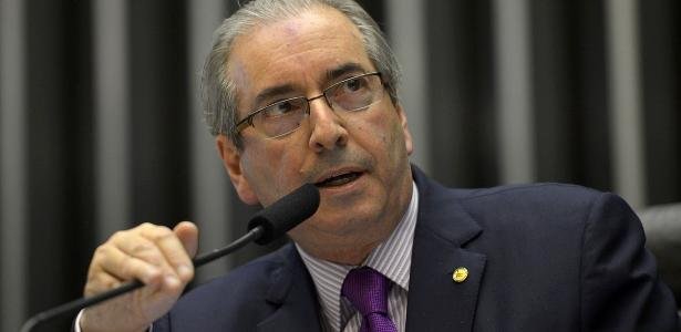 Como a polarização política no Brasil se intensificou após o impeachment de Dilma Rousseff? A polarização política no Brasil se intensificou após o impeachment de Dilma Rousseff, segundo Eduardo Cunha. A saída de Dilma dividiu o Congresso e a sociedade, abrindo espaço para a consolidação da direita. Quais foram as consequências do impeachment de Dilma para o cenário político brasileiro? O impeachment de Dilma resultou na ascensão de Jair Bolsonaro e no fortalecimento das redes sociais no debate público, consolidando a direita e aumentando a polarização política. Como Jair Bolsonaro influenciou a polarização política no Brasil? Jair Bolsonaro se apresentou como apolítico, enfrentando a política tradicional. Ele deu cara à direita, que antes era vista de forma negativa, e personificou um lado da polarização. Por que a direita era considerada envergonhada antes do impeachment de Dilma? A direita era vista como envergonhada porque frequentemente era associada ao fascismo pela imprensa, o que inibia sua expressão política aberta. Como as redes sociais contribuíram para a radicalização do debate político? As redes sociais intensificaram o radicalismo dos extremos ideológicos, tornando o ambiente político insuportável e contribuindo para a perda de civilidade nas relações políticas. Qual é a diferença entre polarização e radicalismo, segundo Eduardo Cunha? Cunha afirma que a polarização não é o problema, mas sim o radicalismo que emergiu dela. Os ideais defendidos são os mesmos, mas o radicalismo tornou o debate mais agressivo. Como o discurso de família se relaciona com a polarização política? Bolsonaro deu cara ao discurso de família, que ressoou especialmente com o segmento evangélico, consolidando ainda mais a polarização política no período pós-Bolsonaro. Por que Eduardo Cunha acredita que a esquerda não conseguirá votos dos evangélicos? Cunha argumenta que o discurso de família de Bolsonaro atraiu os evangélicos, e que aqueles que votam na esquerda não são verdadeiros evangélicos. Qual é a opinião de Cunha sobre a monetização de redes sociais por parlamentares? Cunha considera inadmissível que parlamentares monetizem redes sociais para obter vantagens, afirmando que isso transforma política em negócio e deveria ser proibido. Como o programa Frente a Frente contribui para o entendimento do cenário político brasileiro? O programa Frente a Frente, com colunistas como Daniela Lima e Fábio Zanini, oferece análises exclusivas e informações sobre o cenário político nacional e as articulações para as eleições de 2026.