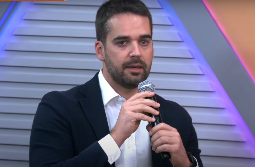 O governador do Rio Grande do Sul, **Eduardo Leite**, expressou recentemente seu **respeito e admiração** pela decisão tomada por **Ratinho Jr**, governador do Paraná. Esta declaração vem em um momento de intensas movimentações políticas no Brasil, onde lideranças estaduais estão se posicionando em relação às eleições presidenciais futuras. Mas o que motivou essa manifestação de respeito e admiração por parte de Eduardo Leite? A decisão de Ratinho Jr, que gerou essa reação de Eduardo Leite, está relacionada ao cenário político nacional e às possíveis candidaturas à presidência. Ratinho Jr, ao reafirmar sua posição política, influenciou o tabuleiro eleitoral, levando outros líderes a se pronunciarem sobre suas próprias intenções e apoios. Eduardo Leite, ao expressar sua admiração, não apenas reconhece a importância da decisão de Ratinho Jr, mas também se posiciona como uma figura de diálogo e cooperação entre os estados. Por que Eduardo Leite está "à disposição" para a candidatura à presidência? Essa disposição reflete uma estratégia política de se manter relevante no cenário nacional, mostrando-se aberto a novas possibilidades e alianças. Ao declarar-se disponível, Eduardo Leite sinaliza sua intenção de participar ativamente das discussões sobre o futuro do país, buscando construir uma plataforma que possa atrair diversos setores da sociedade. Como a postura de Eduardo Leite pode impactar o cenário político brasileiro? Sua disposição para uma candidatura à presidência pode trazer novas dinâmicas para as eleições, especialmente se considerarmos seu histórico de gestão no Rio Grande do Sul e sua capacidade de diálogo com diferentes grupos políticos. Além disso, sua manifestação de respeito por Ratinho Jr pode ser vista como um movimento estratégico para fortalecer alianças regionais, essenciais em uma eleição nacional. Qual é a importância de alianças regionais nas eleições presidenciais? As alianças regionais são cruciais, pois o Brasil é um país de dimensões continentais, com uma diversidade cultural e econômica significativa. Governadores como Eduardo Leite e Ratinho Jr têm influência sobre seus estados e podem mobilizar apoio local, o que é vital para qualquer candidatura presidencial. A capacidade de formar coalizões e obter apoio de líderes regionais pode ser um diferencial decisivo em uma eleição. O que podemos esperar de Eduardo Leite nos próximos meses? Com sua declaração de estar "à disposição", é provável que Eduardo Leite intensifique suas articulações políticas, buscando consolidar seu nome como uma opção viável para a presidência. Isso pode incluir a participação em debates nacionais, a apresentação de propostas concretas para o país e o fortalecimento de sua imagem pública. Em resumo, a declaração de **Eduardo Leite** sobre **Ratinho Jr** e sua disposição para uma candidatura presidencial refletem um momento de articulação política intensa no Brasil. A admiração expressa por Leite não é apenas um gesto de cortesia, mas uma estratégia calculada para se posicionar no cenário nacional, buscando alianças e apoio para uma possível candidatura. A política brasileira, com suas complexidades e desafios, continua a evoluir, e figuras como Eduardo Leite desempenham um papel crucial nesse processo.