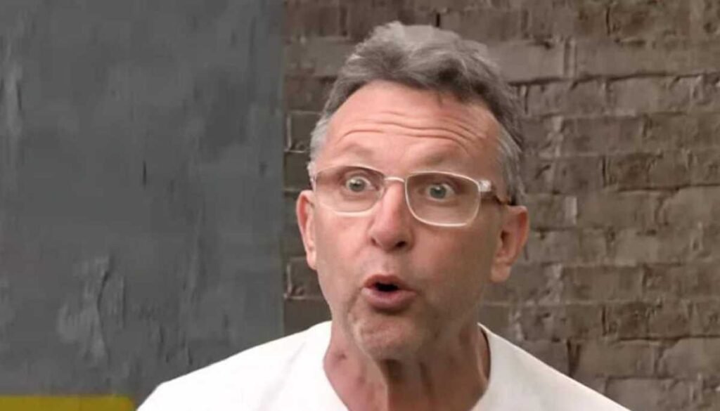 Qual foi a revelação sobre o comportamento do Craque Neto nos bastidores da Band TV? O comportamento do Craque Neto foi exposto por João Pedro Barreto, ex-jornalista da Band, que revelou atitudes generosas do apresentador, como ajudar financeiramente colegas e famílias necessitadas. Como o Craque Neto ajudava seus colegas de trabalho? Neto ajudava colegas como um cinegrafista, contribuindo para a mensalidade da faculdade do filho dele, demonstrando solidariedade e apoio. Quais foram as ações de caridade do Craque Neto fora da emissora? Neto doou equipamentos para centros olímpicos e custeou viagens e treinos de atletas, contribuindo para o sucesso de uma medalhista olímpica. Como o Craque Neto valorizava os novos talentos na Band? João Pedro Barreto contou que, quando era estagiário, Neto sempre o valorizava no ar, sem esperar nada em troca, incentivando novos talentos. O que motivou João Pedro Barreto a compartilhar essas histórias? Barreto decidiu compartilhar após ver uma entrevista de Neto no programa 'Na Mesa Com Datena', onde o apresentador falou sobre seu hábito de ajudar pessoas. Como o Craque Neto vê as pessoas em situação de vulnerabilidade? Neto afirmou que não vê as pessoas na Cracolândia como diferentes, reconhecendo que todos podem enfrentar dificuldades e merecem ajuda. Qual é a filosofia de vida do Craque Neto em relação à ajuda ao próximo? Neto acredita em ajudar sem esperar retorno, sendo grato por suas conquistas e buscando apoiar quem não tem condições financeiras.