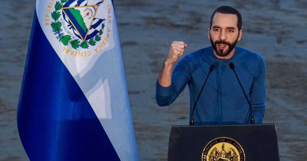 El Salvador deu um passo significativo em sua legislação penal ao aprovar a **prisão perpétua** para crimes considerados graves. Essa mudança foi possível graças a uma reforma constitucional que agora permite a aplicação da pena máxima para **homicidas**, **estupradores** e **terroristas**, categorias de crimes que anteriormente não poderiam ser punidas com tal severidade no país. Segundo a publicação da CNN Brasil, essa decisão marca uma transformação importante no sistema de justiça criminal salvadorenho, refletindo uma resposta mais dura às atividades criminosas que têm impactado a sociedade local. A reforma constitucional que possibilita a prisão perpétua em El Salvador surge em um contexto de crescente preocupação com a segurança pública e a necessidade de medidas mais eficazes para combater o crime. De acordo com o site da CNN Brasil, a mudança na legislação foi motivada por um aumento nos índices de criminalidade e pela pressão da população por justiça mais rigorosa. A introdução da prisão perpétua é vista como uma tentativa de dissuadir potenciais criminosos e de proporcionar uma sensação de segurança à população. Além disso, essa medida alinha El Salvador a outros países da região que já adotam penas mais severas para crimes graves. A implementação da prisão perpétua para crimes graves em El Salvador também levanta questões sobre os direitos humanos e o sistema penitenciário do país. Conforme mencionado pela CNN Brasil, críticos da reforma expressam preocupações sobre as condições das prisões e a capacidade do sistema de justiça de garantir julgamentos justos e imparciais. No entanto, defensores da medida argumentam que ela é necessária para proteger a sociedade e garantir que criminosos perigosos não retornem às ruas. Essa mudança legislativa representa um ponto de inflexão na abordagem de El Salvador ao combate ao crime, destacando a complexidade de equilibrar segurança pública e direitos individuais.