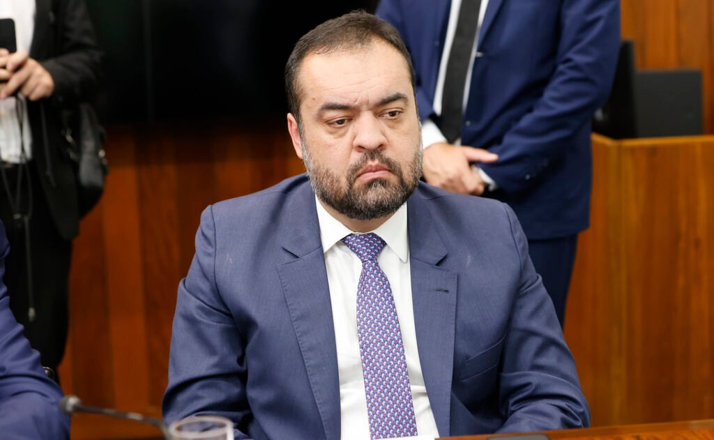 A **eleição para mandato-tampão ao Governo do Rio** será realizada de forma indireta, conforme decisão do Tribunal Superior Eleitoral (TSE). Isso significa que, em vez de a população ir às urnas para escolher o novo governador, a escolha será feita pelos membros da **Assembleia Legislativa do Rio de Janeiro (Alerj)**. Essa decisão foi tomada em um contexto específico e segue as diretrizes estabelecidas pela legislação eleitoral brasileira. Mas por que a eleição será indireta? Segundo a publicação, a escolha por um pleito indireto ocorre em situações excepcionais, como quando há a necessidade de preencher um cargo de governador de forma temporária até que novas eleições diretas possam ser organizadas. Esse tipo de eleição é previsto na Constituição e é acionado em casos de vacância do cargo, quando não há tempo hábil para organizar uma eleição direta. Quem participa dessa eleição indireta? A responsabilidade de eleger o novo governador recai sobre os deputados estaduais que compõem a Alerj. Cada deputado tem direito a um voto, e o candidato que obtiver a maioria dos votos será eleito para o mandato-tampão. Esse processo é semelhante ao que ocorre em outras situações de eleição indireta no Brasil, onde o colégio eleitoral é composto por representantes eleitos pelo povo, mas não diretamente para o cargo em questão. Qual é a importância de um mandato-tampão? O mandato-tampão tem como principal função garantir a continuidade administrativa e política do estado até que uma nova eleição direta possa ser realizada. Ele serve como uma ponte entre a vacância do cargo e a posse de um novo governador eleito diretamente pela população. Durante esse período, o governador eleito indiretamente tem a responsabilidade de manter a estabilidade do governo e assegurar que os serviços públicos continuem a funcionar adequadamente. Como a Alerj se prepara para essa eleição? A Assembleia Legislativa do Rio de Janeiro deve seguir um rito específico para a realização da eleição indireta. Isso inclui a definição de prazos para inscrição de candidaturas, a organização de debates e a realização da votação. Todo o processo é conduzido de acordo com as normas estabelecidas pela legislação eleitoral e pelo regimento interno da Alerj, garantindo transparência e legitimidade ao pleito. Quais são os desafios de uma eleição indireta? Um dos principais desafios é garantir que a escolha do novo governador reflita, de alguma forma, a vontade da população, mesmo que de forma indireta. Além disso, é fundamental que o processo seja conduzido com transparência e que os deputados estaduais ajam de acordo com os interesses do estado e de seus eleitores. Outro desafio é a limitação do tempo de mandato, que pode restringir a implementação de políticas de longo prazo. Em resumo, a eleição indireta para o mandato-tampão ao Governo do Rio, conforme decidido pelo TSE, é um mecanismo previsto na legislação brasileira para lidar com situações de vacância no cargo de governador. Realizada pela Alerj, essa eleição tem como objetivo garantir a continuidade administrativa do estado até que uma nova eleição direta possa ser organizada.