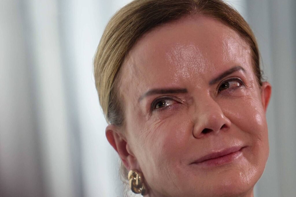 Por que as eleições presidenciais deste ano serão polarizadas? Gleisi Hoffmann afirma que o cenário político está consolidado e polarizado, dificultando o espaço para uma terceira via. A disputa se concentra entre os principais partidos, deixando pouco espaço para novos candidatos. Qual é a posição de Ronaldo Caiado na disputa presidencial? Caiado, governador de Goiás, anunciou sua pré-candidatura, mas Gleisi acredita que ele ficará "na periferia" da disputa devido à forte polarização política atual. Como a polarização afeta a candidatura de Caiado? A polarização limita o espaço para candidatos fora dos principais partidos. Caiado, apesar de sua agressividade política, pode enfrentar dificuldades para ganhar destaque. Qual é o papel do agronegócio e da extrema direita na candidatura de Caiado? O comportamento desses grupos será crucial. Caiado precisará do apoio deles para ganhar força, mas sua relação com esses setores ainda é incerta. Por que Gleisi Hoffmann está deixando o cargo de ministra? Gleisi se afastará para disputar uma vaga no Senado pelo Paraná, a pedido do presidente Lula, que vê potencial em sua candidatura senatorial. Quem pode substituir Gleisi Hoffmann nas Relações Institucionais? Olavo Noleto era o principal cotado, mas enfrentou resistência no Congresso. Lula agora busca um substituto mais experiente para a articulação política. Qual é o histórico de Olavo Noleto no governo? Noleto ocupou diversos cargos em gestões petistas, mas nunca exerceu mandato eletivo, o que gerou dúvidas sobre sua capacidade de articulação política. Como a escolha do novo articulador político pode impactar o governo? Um articulador experiente pode fortalecer a relação do governo com o Congresso, facilitando a aprovação de projetos e políticas. Quais são as expectativas para a candidatura de Gleisi ao Senado? Gleisi tem um histórico político forte e o apoio de Lula, o que pode aumentar suas chances de sucesso na disputa senatorial. Como a saída de Gleisi pode influenciar a dinâmica política no PT? Sua saída pode abrir espaço para novas lideranças no partido e impactar a estratégia política do PT nas eleições. Quais são os desafios para a terceira via nas eleições? A polarização dificulta a penetração de novos candidatos, que precisam de estratégias inovadoras para se destacar e conquistar eleitores. Como a polarização política reflete no cenário eleitoral brasileiro? A polarização intensifica a disputa entre os principais partidos, reduzindo o espaço para novas ideias e candidatos alternativos. Qual é a importância do apoio partidário para candidatos como Caiado? O apoio partidário é crucial para obter recursos, visibilidade e alianças, essenciais para uma campanha presidencial competitiva. Como a decisão de Lula sobre o novo articulador pode afetar sua gestão? Escolher um articulador eficaz pode melhorar a governabilidade e a relação com o Congresso, impactando diretamente a implementação de políticas. Quais são as implicações da polarização para o futuro político do Brasil? A polarização pode limitar o debate político e a inovação, mas também mobiliza eleitores e define claramente as opções políticas disponíveis.