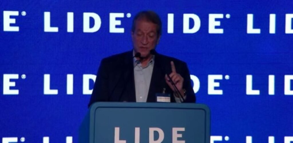 **"Eles têm problema na família", diz Valdemar sobre os Bolsonaro** O que Valdemar da Costa Neto disse sobre a família Bolsonaro? Durante um evento do grupo Lide em São Paulo, Valdemar da Costa Neto, presidente do PL, afirmou que os **Bolsonaro** enfrentam problemas familiares. Segundo ele, "eles têm problema na família, lógico, mas vamos ter que resolver todos porque essa eleição vai ser decidida por muito pouco". Essa declaração sugere que as tensões internas podem impactar o desempenho político do grupo. Por que resolver os problemas familiares é importante para a eleição? Valdemar destacou a importância de superar as tensões familiares para garantir um bom desempenho nas eleições. Ele acredita que, sem a resolução desses conflitos, **Flávio Bolsonaro** pode perder força para disputar cargos políticos. A unidade familiar é vista como crucial para o sucesso eleitoral, especialmente em disputas acirradas. Qual é o impacto das tensões internas na política? As tensões internas em uma família politicamente ativa como a dos Bolsonaro podem ter consequências significativas. Segundo Valdemar, a falta de resolução desses problemas pode enfraquecer a posição de Flávio Bolsonaro e, possivelmente, de outros membros da família. Isso ocorre porque a imagem pública e a coesão interna são fatores críticos para o sucesso político. Como a declaração de Valdemar foi recebida? A declaração de Valdemar da Costa Neto chamou a atenção por sua franqueza. Ao abordar publicamente os problemas familiares dos Bolsonaro, ele trouxe à tona questões que podem ser sensíveis para a família. No entanto, sua intenção parece ser a de incentivar a resolução dessas questões para fortalecer a posição política do grupo. Qual é o papel de Valdemar da Costa Neto no cenário político? Valdemar da Costa Neto é uma figura influente no cenário político brasileiro como presidente do PL. Sua opinião sobre a família Bolsonaro carrega peso, especialmente considerando sua posição de liderança dentro do partido. Ele parece estar focado em garantir que o partido esteja unido e preparado para enfrentar desafios eleitorais. O que isso significa para o futuro político dos Bolsonaro? A declaração de Valdemar sugere que a família Bolsonaro precisa trabalhar em suas questões internas para manter sua relevância política. A resolução desses problemas pode ser essencial para o sucesso nas próximas eleições. A unidade e a coesão familiar são vistas como elementos chave para sustentar a força política do grupo. Como os problemas familiares podem ser resolvidos? Embora Valdemar não tenha especificado como os problemas familiares devem ser resolvidos, é provável que a comunicação e a mediação sejam passos importantes. A reconciliação e o alinhamento de objetivos políticos podem ajudar a fortalecer a posição dos Bolsonaro no cenário político. Em resumo, a declaração de Valdemar da Costa Neto sobre os problemas familiares dos Bolsonaro destaca a importância da unidade interna para o sucesso político. Resolver essas tensões é visto como crucial para garantir que figuras como Flávio Bolsonaro mantenham sua força e relevância nas eleições futuras.