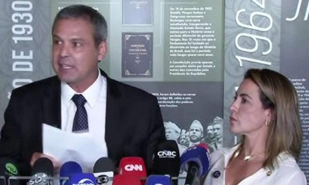 O que motivou a acusação de Soraya e Lindbergh contra Alfredo Gaspar? A acusação de estupro surgiu em um contexto de tensão política, com Soraya Tronicke e Lindbergh Farias apontando o deputado Alfredo Gaspar como responsável. Como Alfredo Gaspar reagiu às acusações? Gaspar contra-atacou apresentando documentos e exames de DNA que visavam desmentir as acusações feitas contra ele. Qual foi a reação de Soraya após a apresentação das provas? Soraya, em desespero, começou a mudar seu discurso, indicando uma possível fragilidade nas acusações iniciais. Quem é Ana Paula Henkel e qual foi sua reação? Ana Paula Henkel é uma comentarista política renomada que criticou fortemente Soraya, desmoralizando-a publicamente. Por que Ana Paula Henkel desmoralizou Soraya? Henkel não perdoou a mudança de discurso de Soraya, vendo-a como uma tentativa de manipulação política sem base sólida. Qual o impacto das acusações no cenário político? As acusações e a subsequente desmoralização de Soraya geraram um clima de desconfiança e polarização no ambiente político. Como a população reagiu a esse escândalo? A população ficou dividida, com alguns apoiando Gaspar e outros questionando a veracidade das acusações. Qual a relação entre o escândalo e Flávio Bolsonaro? O escândalo coincidiu com o surgimento de camisetas de apoio a Flávio Bolsonaro, pré-candidato à Presidência, indicando uma possível estratégia de desvio de foco. Por que as camisetas de Flávio Bolsonaro são relevantes? As camisetas simbolizam um movimento de apoio político, tentando capitalizar sobre a instabilidade gerada pelo escândalo. Como o escândalo pode afetar a candidatura de Flávio Bolsonaro? O escândalo pode tanto beneficiar quanto prejudicar Flávio, dependendo de como ele se posiciona e é percebido pelo público. Qual a importância de documentos e exames de DNA no caso? Eles são cruciais para a defesa de Gaspar, servindo como evidência para refutar as acusações de estupro. O que está em jogo para Soraya Tronicke? A credibilidade de Soraya está em risco, com sua reputação política potencialmente comprometida pelas acusações infundadas. Como Lindbergh Farias está envolvido no caso? Lindbergh apoiou Soraya nas acusações, mas sua posição pode ser enfraquecida se as provas de Gaspar forem aceitas. Qual o papel da mídia nesse escândalo? A mídia amplifica o impacto do escândalo, influenciando a opinião pública e o debate político em torno do caso. O que pode acontecer se as acusações forem comprovadas falsas? Se falsas, Soraya e Lindbergh podem enfrentar consequências legais e políticas, incluindo perda de apoio e credibilidade. Como esse caso reflete a polarização política no Brasil? O caso exemplifica a intensa divisão política, com acusações e contra-acusações exacerbando tensões entre diferentes facções. Quais são as possíveis consequências para Alfredo Gaspar? Se inocentado, Gaspar pode sair fortalecido, mas se culpado, enfrentará sérias repercussões legais e políticas. Como o público pode discernir a verdade nesse caso? O público deve analisar as evidências apresentadas e considerar a cobertura midiática crítica para formar uma opinião informada. O que esse escândalo revela sobre a política brasileira? Revela a volatilidade e a complexidade do cenário político, onde acusações podem ser usadas como armas estratégicas. Qual o próximo passo para os envolvidos no escândalo? Os envolvidos devem se preparar para possíveis batalhas legais e políticas, enquanto tentam preservar suas reputações.