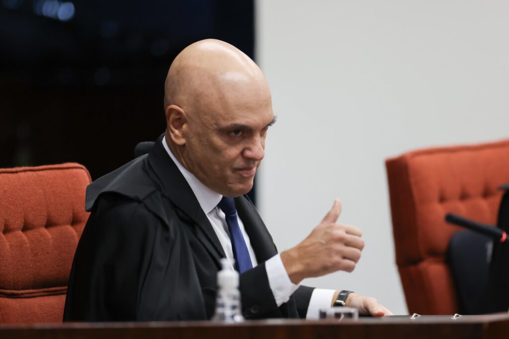 O ministro **Alexandre de Moraes**, do Supremo Tribunal Federal (STF), participou de uma reunião com o senador **Flávio Bolsonaro** (PL-RJ) e o advogado **Paulo Cunha Bueno** para discutir a situação do ex-presidente **Jair Bolsonaro**. Segundo a publicação, o encontro, que durou cerca de 20 minutos, foi resultado de uma articulação promovida por interlocutores em comum. Durante a conversa, Moraes expressou sua compreensão sobre a relação entre pai e filho, referindo-se a Jair e Flávio Bolsonaro. A reunião ocorreu em um contexto de tensões políticas e jurídicas envolvendo o ex-presidente. Segundo o site, a presença de Flávio Bolsonaro e seu advogado no encontro com Moraes indica um esforço para abordar questões legais que afetam Jair Bolsonaro. O diálogo entre as partes pode ser visto como uma tentativa de buscar entendimento ou soluções para os desafios enfrentados pelo ex-presidente no âmbito judicial. A menção de Moraes à relação entre pai e filho sugere que ele reconhece a complexidade dos laços familiares no contexto das questões políticas e legais em discussão. Esse encontro destaca a importância do diálogo entre diferentes esferas do poder e a busca por soluções pacíficas e negociadas para questões complexas. Segundo a publicação, a articulação para a reunião demonstra a relevância de canais de comunicação abertos entre representantes políticos e o Judiciário. A compreensão mútua e o respeito pelas relações pessoais e familiares podem desempenhar um papel significativo na resolução de conflitos e na promoção de um ambiente político mais estável e cooperativo.