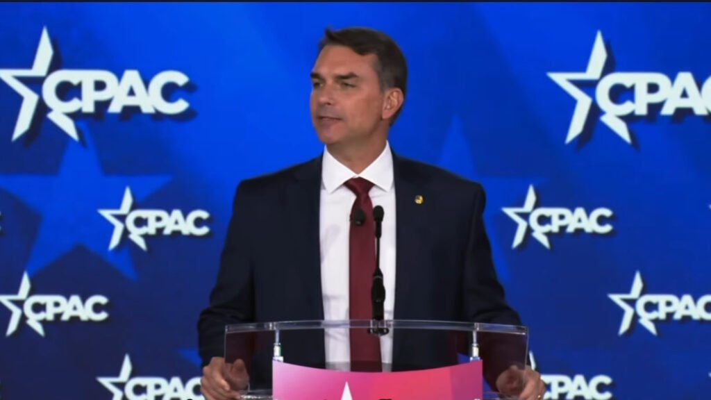 O que Flávio Bolsonaro afirmou em seu discurso nos EUA? Flávio Bolsonaro acusou Lula de proteger cartéis de drogas, impedindo que sejam classificados como organizações terroristas. Quais cartéis foram mencionados por Flávio? Ele não citou nomes, mas as maiores facções são o PCC e o Comando Vermelho. Qual é a acusação específica contra o governo Lula? Flávio alega que o governo faz lobby para evitar a classificação dos cartéis como terroristas. Como essas facções afetam o Brasil e o mundo? Segundo Flávio, elas oprimem o povo, lavam dinheiro e exportam drogas e armas. O que os EUA estão considerando fazer em relação a essas facções? O governo dos EUA avalia classificá-las como organizações terroristas. Qual foi a crítica de Flávio à política externa de Lula? Ele criticou o afastamento dos EUA e o alinhamento com governos de esquerda. Quais países foram mencionados na crítica à política externa? Flávio citou Venezuela, Irã e Cuba como exemplos de alinhamento. Qual é a posição de Flávio sobre a relação Brasil-EUA? Ele defende uma reaproximação estratégica entre os dois países. Por que Flávio acredita que o Brasil é estratégico para os EUA? O Brasil pode ajudar a reduzir a dependência dos EUA da China em minerais essenciais. Quais são os planos de Flávio para as eleições de 2026? Ele declarou que vencerá as eleições e implementará uma agenda conservadora. Qual é o foco da agenda conservadora proposta por Flávio? A agenda foca em segurança, valores tradicionais e combate ao crime organizado. Como Flávio expressou sua confiança na vitória eleitoral? Ele afirmou: “Deixe-me olhar nos seus olhos e dizer: nós vamos ganhar.” Qual é a importância do discurso de Flávio nos EUA? O discurso destaca suas críticas ao governo Lula e suas ambições políticas. Como o discurso de Flávio pode impactar sua candidatura? Pode fortalecer sua base conservadora e atrair atenção internacional. Qual é a relevância do CPAC para Flávio Bolsonaro? O CPAC é um evento importante para políticos conservadores, ampliando sua visibilidade. Como a política externa de Lula é vista por Flávio? Ele vê como uma oposição aos interesses norte-americanos. Qual é a visão de Flávio sobre a relação de Lula com Nicolás Maduro? Flávio critica a relação pública de Lula com o regime de Maduro. Por que Flávio critica o alinhamento com governos de esquerda? Ele acredita que isso prejudica a relação com os EUA e os interesses brasileiros. Como Flávio pretende combater o crime organizado? Ele planeja implementar políticas de segurança mais rigorosas. Qual é a estratégia de Flávio para atrair eleitores conservadores? Focar em segurança, valores tradicionais e reaproximação com os EUA. Como o discurso de Flávio reflete suas ambições políticas? Mostra sua intenção de liderar uma mudança conservadora no Brasil. Qual é o impacto potencial das acusações de Flávio sobre Lula? Podem influenciar a percepção pública e o debate político no Brasil. Como Flávio vê o papel do Brasil no cenário internacional? Ele acredita que o Brasil deve ser um aliado estratégico dos EUA. Qual é a importância dos minerais brasileiros para os EUA? São essenciais para tecnologia e defesa, reduzindo a dependência da China. Como Flávio planeja fortalecer a segurança no Brasil? Implementando políticas rigorosas contra o crime organizado. Qual é a visão de Flávio sobre o futuro político do Brasil? Ele vê um futuro com uma agenda conservadora e alinhamento com os EUA. Como o discurso de Flávio pode influenciar sua base eleitoral? Pode consolidar seu apoio entre eleitores conservadores e críticos de Lula. Qual é a mensagem central do discurso de Flávio nos EUA? Criticar o governo Lula e promover uma agenda conservadora para o Brasil.