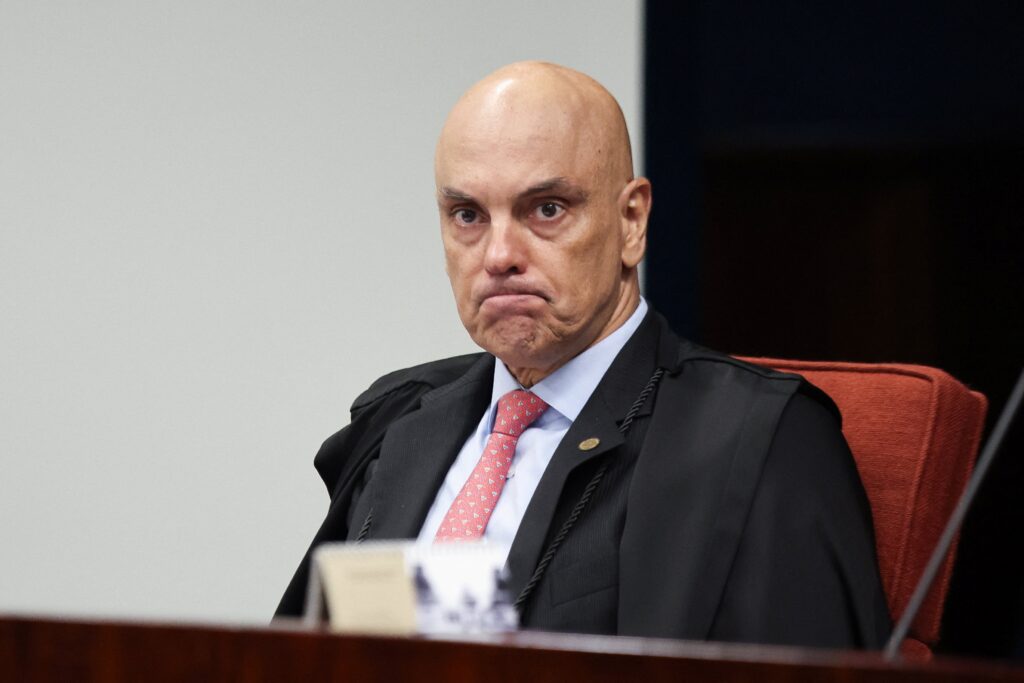 **Em meio à pressão do caso Master**, o ministro Alexandre de Moraes recebeu elogios significativos de seus colegas no Supremo Tribunal Federal (STF), Gilmar Mendes e Edson Fachin, ao completar nove anos de atuação na corte. Segundo a publicação, durante um discurso em homenagem a Moraes, Fachin destacou a importância de sua atuação em processos cruciais, enquanto Gilmar Mendes, o decano da corte, também reconheceu o impacto positivo de suas contribuições. Este reconhecimento ocorre em um momento delicado, em que Moraes enfrenta desafios relacionados ao caso Master, demonstrando a confiança e o respeito que conquistou entre seus pares no STF. **O ministro Edson Fachin** ressaltou a dedicação de Moraes em casos complexos, destacando sua habilidade em lidar com questões jurídicas de alta relevância. Segundo o site, Fachin lembrou a atuação de Moraes em processos que exigem não apenas conhecimento técnico, mas também uma postura firme e equilibrada. Essa postura tem sido essencial para a manutenção da ordem e da justiça em momentos de grande pressão. Além disso, Fachin enfatizou a capacidade de Moraes de se adaptar a novas situações e de enfrentar desafios com coragem e determinação, características que têm sido fundamentais em sua trajetória no STF. **Gilmar Mendes**, por sua vez, elogiou a integridade e o compromisso de Moraes com os princípios constitucionais. De acordo com a publicação, Mendes destacou a importância de ter um colega como Moraes, que não apenas compreende a complexidade das questões jurídicas, mas também se empenha em buscar soluções justas e equilibradas. Em meio às tensões do caso Master, os elogios de Mendes e Fachin reforçam a confiança no trabalho de Moraes e sua capacidade de contribuir para o fortalecimento do sistema judiciário brasileiro. Essa confiança é um testemunho de sua dedicação e competência ao longo de seus nove anos no STF, consolidando sua posição como uma figura central na corte.