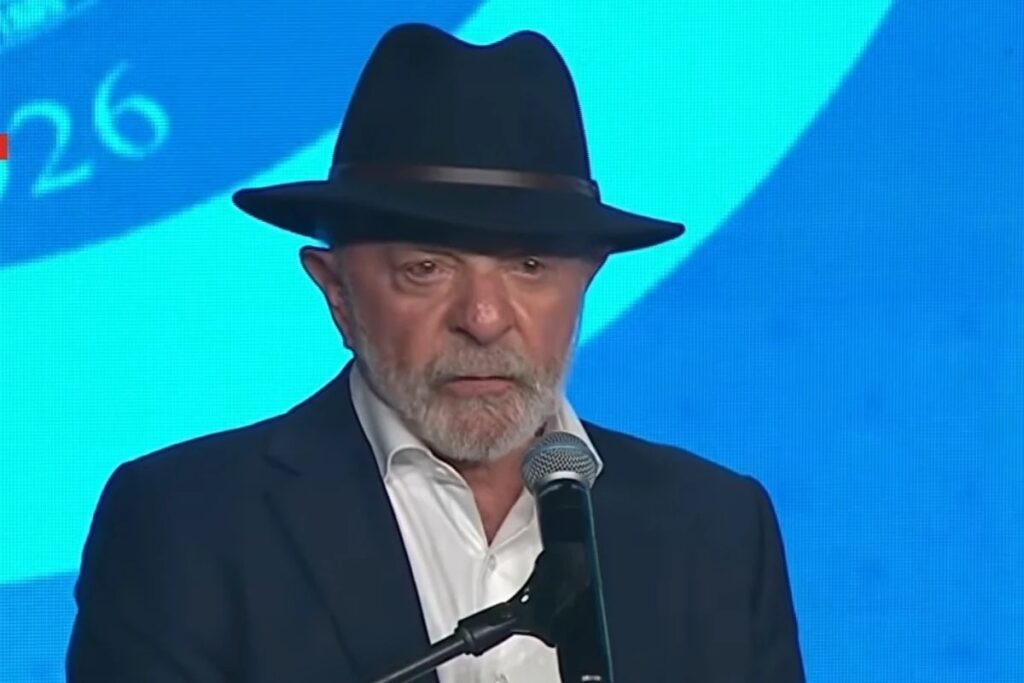 Durante sua visita a Minas Gerais, **Lula** adotou um tom de campanha ao destacar os projetos, serviços e ações que o **Governo Federal** tem implementado. Segundo a publicação, o presidente enfatizou a importância das iniciativas governamentais, ressaltando os benefícios que elas trazem para a população. Além disso, Lula aproveitou a ocasião para alertar sobre o momento eleitoral que se aproxima, sugerindo que os eleitores devem estar atentos às propostas e realizações dos candidatos. Essa abordagem reflete uma estratégia de comunicação que visa reforçar a imagem do governo atual e preparar o terreno para as próximas eleições. No discurso, **Lula** fez referências ao ex-presidente **Bolsonaro**, contrastando as políticas de sua administração com as do governo anterior. Segundo o site, ele destacou como as ações do seu governo estão focadas em áreas essenciais como saúde, educação e infraestrutura, buscando sempre o desenvolvimento social e econômico do país. Essa comparação tem o objetivo de evidenciar as diferenças entre as gestões e persuadir o público sobre a eficácia das políticas atuais. Ao mencionar o ex-presidente, Lula busca também mobilizar sua base de apoio, relembrando os desafios enfrentados e superados desde o início de seu mandato. Por fim, a visita de **Lula** a Minas Gerais e seu discurso com tom de campanha refletem uma estratégia clara de engajamento político. Segundo a publicação, ao listar os projetos e ações do governo, ele não apenas informa a população sobre as realizações, mas também busca consolidar sua posição e influência no cenário político nacional. Essa abordagem é crucial em um momento em que o país se prepara para novas eleições, e o presidente parece determinado a garantir que suas políticas e visão para o futuro sejam amplamente reconhecidas e apoiadas.