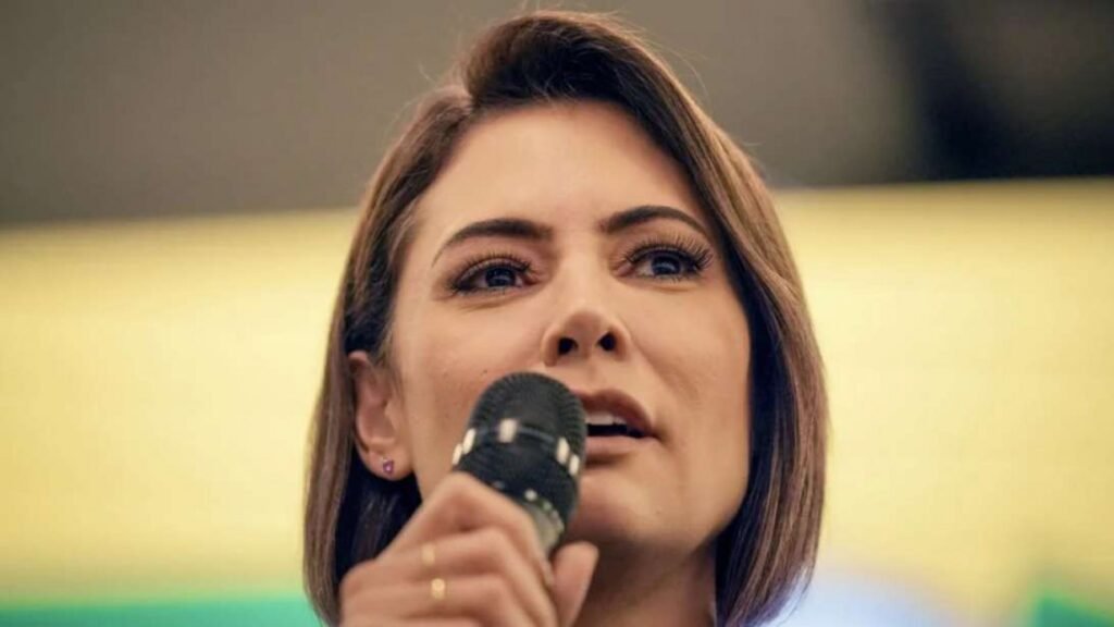 **Em poucas palavras, Michelle destrói os planos de Moraes** A recente declaração de **Michelle Bolsonaro**, ex-primeira-dama do Brasil, trouxe à tona uma série de questionamentos sobre o cumprimento das determinações judiciais envolvendo o ex-presidente **Jair Bolsonaro**. Segundo a publicação do Jornal da Cidade Online, Michelle afirmou que não recebeu qualquer gravação da **Conferência de Ação Política Conservadora (CPAC)**, evento realizado nos Estados Unidos. Essa declaração é crucial, pois implica que Jair Bolsonaro, que está sob prisão domiciliar, não teve acesso ao conteúdo do evento, conforme as restrições impostas pela justiça. **Qual é a importância das declarações de Michelle Bolsonaro?** As declarações de Michelle são significativas porque surgem em um contexto de vigilância rigorosa sobre as atividades de Jair Bolsonaro. Segundo as determinações judiciais, ele está proibido de utilizar meios de comunicação enquanto cumpre prisão domiciliar. A manifestação de Michelle, divulgada oficialmente pelo **PL Mulher**, visa esclarecer qualquer mal-entendido sobre o possível descumprimento dessas restrições. **O que motivou a manifestação de Michelle Bolsonaro?** A manifestação de Michelle foi motivada por uma declaração feita por **Eduardo Bolsonaro**, ex-deputado federal, durante o evento conservador nos Estados Unidos. Eduardo mencionou que o conteúdo da CPAC teria sido compartilhado, o que levou o ministro **Alexandre de Moraes**, do Supremo Tribunal Federal (STF), a exigir esclarecimentos da defesa de Jair Bolsonaro. Moraes deu um prazo de 24 horas, a partir da manhã de segunda-feira (30), para que a defesa apresentasse uma resposta. **Quais são as possíveis consequências do descumprimento das medidas judiciais?** O descumprimento das medidas judiciais pode ter sérias consequências para Jair Bolsonaro. O ministro Alexandre de Moraes está avaliando a possibilidade de que Bolsonaro tenha violado a medida cautelar que impede o uso de celulares ou qualquer forma de comunicação externa. Caso seja comprovado o descumprimento, Bolsonaro pode enfrentar sanções adicionais, que podem incluir o endurecimento das condições de sua prisão domiciliar. **Como a situação afeta o cenário político atual?** A situação envolvendo Jair Bolsonaro e as declarações de Michelle têm implicações no cenário político brasileiro. A atenção está voltada para como essas questões serão resolvidas e quais serão os impactos nas futuras movimentações políticas, especialmente considerando a proximidade das eleições. Além disso, a emergência de camisetas de apoio ao pré-candidato à Presidência da República, **Flávio Bolsonaro**, sugere que o clã Bolsonaro continua a ter uma presença significativa na política nacional. **Conclusão** Em resumo, as declarações de Michelle Bolsonaro desempenham um papel crucial na atual conjuntura política e judicial envolvendo Jair Bolsonaro. Ao esclarecer que não houve compartilhamento de gravações da CPAC, Michelle busca proteger o ex-presidente de possíveis sanções por descumprimento das medidas judiciais. A resposta da defesa de Bolsonaro ao STF será fundamental para determinar os próximos passos nesse complexo cenário.