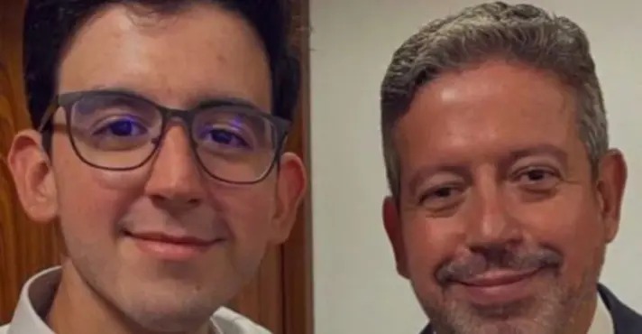 Uma **empresa** recentemente aberta pelo filho do deputado federal **Arthur Lira** (PP-AL) foi destaque nas notícias após receber um aporte de **R$ 250 mil** da **J&F**, a holding controlada pelos irmãos Joesley e Wesley Batista. Segundo a publicação do jornal O Estado de S. Paulo, essa movimentação financeira chamou a atenção do **Conselho de Controle de Atividades Financeiras (Coaf)**, que classificou a transação como "atípica" em um relatório de inteligência financeira. A classificação de "atípica" pelo Coaf sugere que a transação não segue o padrão esperado para operações desse tipo, o que pode indicar a necessidade de uma investigação mais aprofundada. O envolvimento da **J&F** em transações financeiras de grande porte não é novidade, dado o histórico da empresa em diversos setores econômicos. No entanto, a atenção do Coaf sobre esta transação específica se deve ao fato de a empresa beneficiária ser recém-criada e ligada a um político influente. Segundo o site Poder Nacional, a análise do Coaf não implica necessariamente em ilegalidade, mas levanta questões sobre a origem e o destino dos recursos, bem como o propósito da transação. A J&F, por sua vez, tem um histórico de envolvimento em casos de corrupção, o que adiciona uma camada de complexidade à situação. A repercussão dessa operação financeira destaca a importância do monitoramento de transações por órgãos reguladores como o **Coaf**, que têm o papel de identificar e investigar movimentações financeiras suspeitas. A classificação de uma transação como "atípica" pode desencadear uma série de investigações para garantir que não haja irregularidades ou atividades ilícitas envolvidas. Este caso específico, envolvendo a empresa do filho de Arthur Lira, ressalta a necessidade de transparência e conformidade nas operações financeiras, especialmente quando envolvem figuras públicas ou empresas com histórico controverso.