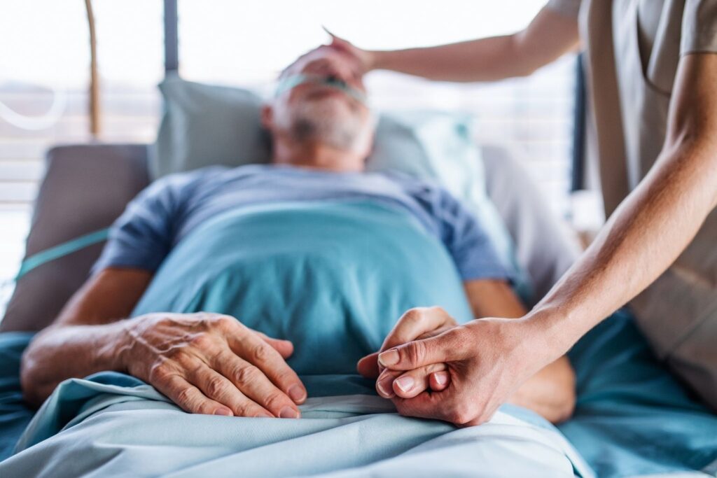 A **enfermeira especializada em cuidados paliativos** compartilha uma perspectiva única e profundamente humana sobre os momentos finais da vida. Em sua experiência, ela identificou quatro frases que são frequentemente ditas por pacientes nos momentos que antecedem a morte. Essas frases não apenas refletem os pensamentos e sentimentos dos pacientes, mas também oferecem uma visão sobre o que realmente importa quando a vida chega ao fim. A primeira frase comumente ouvida é uma expressão de **arrependimento**. Muitos pacientes compartilham que gostariam de ter vivido suas vidas de maneira diferente, priorizando o que realmente importava para eles. Esse arrependimento geralmente está relacionado a não ter passado tempo suficiente com a família ou não ter seguido seus verdadeiros sonhos e paixões. Essa reflexão tardia destaca a importância de viver uma vida autêntica e significativa, onde as prioridades pessoais são respeitadas e valorizadas. Outra frase frequentemente mencionada é um pedido de **perdão**. Nos momentos finais, muitos pacientes sentem a necessidade de se reconciliar com aqueles que deixaram mágoas ou ressentimentos ao longo da vida. Esse desejo de buscar ou conceder perdão é um lembrete poderoso da importância das relações humanas e do impacto duradouro que elas têm em nossas vidas. O perdão pode trazer paz tanto para quem o oferece quanto para quem o recebe, aliviando o peso emocional que pode acompanhar a morte. A terceira frase comum é uma expressão de **gratidão**. Muitos pacientes aproveitam seus últimos momentos para agradecer às pessoas que foram importantes em suas vidas. Essa gratidão pode ser direcionada a familiares, amigos ou até mesmo a profissionais de saúde que os acompanharam em sua jornada. A prática da gratidão, especialmente nos momentos finais, pode proporcionar um senso de completude e satisfação, permitindo que os pacientes partam com um coração mais leve. Por fim, a quarta frase frequentemente ouvida é uma declaração de **amor**. Nos momentos que antecedem a morte, muitos pacientes sentem a necessidade de expressar seu amor por aqueles que são mais importantes para eles. Essas declarações podem ser simples, mas carregam um peso emocional profundo, reafirmando os laços que foram construídos ao longo da vida. O amor, em sua forma mais pura, é um dos sentimentos mais poderosos e duradouros, proporcionando conforto tanto para quem está partindo quanto para aqueles que ficam. Essas quatro frases revelam aspectos fundamentais da experiência humana: **arrependimento**, **perdão**, **gratidão** e **amor**. Elas nos lembram da importância de viver de acordo com nossos valores, de manter relações saudáveis e de expressar nossos sentimentos enquanto ainda temos tempo. A reflexão sobre essas frases pode inspirar mudanças em nossas vidas, incentivando-nos a priorizar o que realmente importa e a viver de maneira mais plena e consciente.