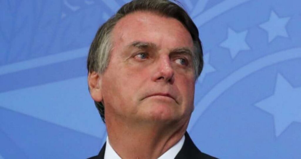 O ex-presidente **Jair Bolsonaro** recebeu alta da **unidade de terapia intensiva (UTI)** no início da noite desta segunda-feira, 23 de março. Após dias de internação, ele foi transferido para um quarto no **Hospital DF Star**, em Brasília. Este evento marca um momento significativo em sua recuperação, trazendo alívio para seus apoiadores e familiares. Mas o que levou Bolsonaro à UTI? E quais são os próximos passos em sua recuperação? Inicialmente, é importante entender o motivo da internação de Bolsonaro na UTI. O ex-presidente foi hospitalizado devido a complicações de saúde que exigiram cuidados intensivos. Durante sua estadia na UTI, ele recebeu tratamento especializado para estabilizar sua condição. Mas o que exatamente envolve o tratamento na UTI? A unidade de terapia intensiva é equipada com tecnologia avançada e conta com uma equipe médica altamente treinada para monitorar e tratar pacientes em estado crítico. Isso inclui o uso de equipamentos de suporte à vida e a administração de medicamentos específicos. Com a alta da UTI, Bolsonaro foi transferido para um quarto no Hospital DF Star. O que isso significa para sua recuperação? A transferência para um quarto indica que sua condição melhorou significativamente, permitindo que ele receba cuidados menos intensivos. No quarto, ele continuará sob observação médica, mas com mais liberdade e conforto em comparação à UTI. Quais são os cuidados necessários após deixar a UTI? Mesmo fora da UTI, é crucial que o paciente siga um plano de recuperação que pode incluir fisioterapia, dieta controlada e acompanhamento médico regular para garantir uma recuperação completa. O que esperar nos próximos dias? A recuperação de Bolsonaro será monitorada de perto pela equipe médica do hospital. É comum que pacientes que deixam a UTI ainda precisem de tempo para se recuperar completamente, e cada caso é único. A equipe médica avaliará continuamente seu progresso e ajustará o tratamento conforme necessário. Quais são os sinais de uma recuperação bem-sucedida? Melhoras na condição física, estabilidade nos sinais vitais e a capacidade de realizar atividades diárias são indicadores positivos. Como a saúde de Bolsonaro impacta o cenário político? A saúde de figuras públicas como Bolsonaro pode ter implicações políticas e sociais. Seus apoiadores e opositores acompanham de perto sua recuperação, que pode influenciar o clima político no país. A recuperação de Bolsonaro pode afetar suas futuras atividades políticas e sua presença em eventos públicos. Em resumo, a alta de Jair Bolsonaro da UTI é um passo importante em sua jornada de recuperação. A transferência para um quarto no Hospital DF Star em Brasília marca uma melhora significativa em sua condição de saúde. No entanto, a recuperação completa ainda requer cuidados contínuos e monitoramento médico. A saúde de Bolsonaro continua a ser um tópico de interesse público, com potenciais implicações no cenário político brasileiro.