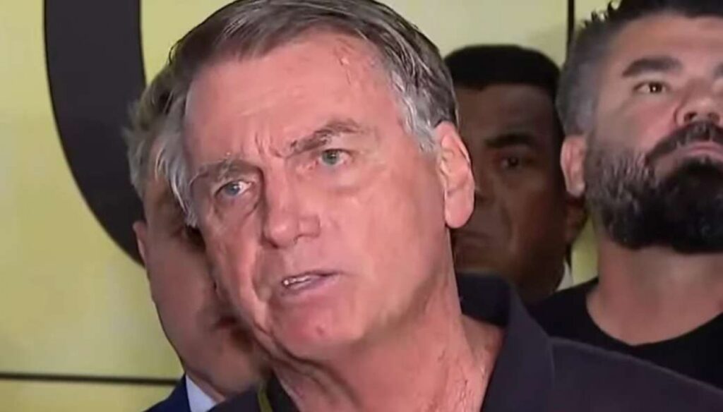 Nas últimas 24 horas, o ex-presidente **Jair Bolsonaro** apresentou uma evolução positiva em seu estado de saúde. Esta informação foi divulgada em um boletim médico nesta quinta-feira, 19, pelo **Hospital DF Star**. Segundo a publicação, a melhora no quadro clínico de Bolsonaro trouxe alívio para seus apoiadores e familiares, que acompanham de perto sua recuperação. O boletim destacou que os sinais vitais do ex-presidente estão estáveis e que ele responde bem ao tratamento médico, o que é um indicativo promissor para sua recuperação completa. De acordo com o site **Jornal da Cidade Online**, a equipe médica responsável pelo tratamento de Bolsonaro está otimista com os resultados obtidos até o momento. A evolução positiva é atribuída a uma combinação de fatores, incluindo o tratamento adequado e o cuidado contínuo da equipe de saúde. Além disso, o boletim ressaltou que não há previsão de alta hospitalar, mas que o ex-presidente está sendo monitorado de perto para garantir que a recuperação continue sem intercorrências. A notícia de sua melhora foi recebida com entusiasmo por seus apoiadores, que têm manifestado apoio nas redes sociais. A recuperação de figuras públicas como Jair Bolsonaro é sempre um tema de grande interesse e repercussão. Segundo o site, a saúde do ex-presidente tem sido acompanhada com atenção pela mídia e pela população em geral. A divulgação de notícias positivas sobre sua saúde pode influenciar o cenário político e social, considerando sua relevância no contexto nacional. O boletim médico mais recente trouxe um alívio momentâneo, mas a expectativa é que novas atualizações continuem a ser divulgadas, mantendo o público informado sobre o progresso de sua recuperação.