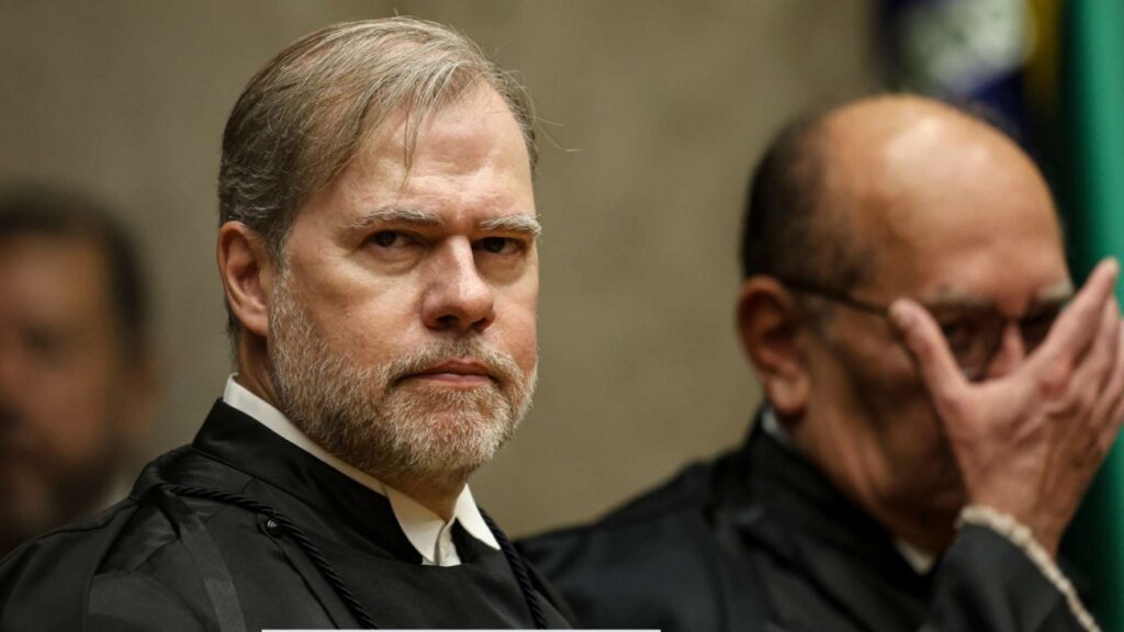 O ministro **Dias Toffoli**, do Supremo Tribunal Federal (**STF**), tem sido alvo de especulações sobre uma possível antecipação de sua aposentadoria, especialmente em meio à repercussão do caso Master. No entanto, segundo informações do Jornal da Cidade Online, Toffoli tem rejeitado categoricamente essa possibilidade em conversas reservadas. A publicação destaca que, apesar dos rumores, o ministro não pretende deixar o cargo antes do tempo previsto, reafirmando seu compromisso com suas funções no STF. O caso Master, que tem gerado grande atenção pública, parece ter intensificado as discussões sobre o futuro de Toffoli no Supremo. Segundo o site, o ministro tem se mantido firme em sua posição, mesmo diante de pressões externas e da curiosidade da opinião pública. A decisão de Toffoli de permanecer no cargo até o momento adequado para sua aposentadoria demonstra sua determinação em continuar contribuindo para o judiciário brasileiro, independentemente das controvérsias que possam surgir. Além disso, a publicação ressalta que a postura de Toffoli reflete um compromisso com a estabilidade institucional do STF. Ao rejeitar a antecipação de sua aposentadoria, o ministro busca garantir a continuidade dos trabalhos da Corte sem interrupções desnecessárias. Essa atitude é vista como um esforço para preservar a integridade e a eficiência do sistema judiciário, assegurando que as decisões importantes continuem sendo tomadas com a devida atenção e responsabilidade.