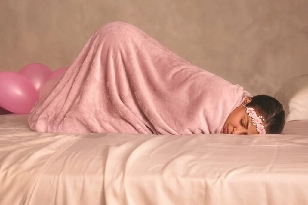 A **tendência de ensaios fotográficos new born** tem ganhado uma nova roupagem nas redes sociais, agora protagonizada por influenciadoras adultas. Essa prática, tradicionalmente associada a recém-nascidos, está sendo recriada por mulheres que desejam celebrar seus aniversários de forma inusitada. A ideia é capturar a essência de um ensaio new born, mas com um toque de humor e nostalgia, adaptando poses e cenários para adultos. No Brasil, a cantora **Alinne Rosa** foi uma das pioneiras a aderir a essa tendência. Ao comemorar seus 45 anos, Alinne recriou poses típicas de ensaios new born, caracterizada como um bebê. Segundo a publicação do Metrópoles, ela posou ao lado de itens pessoais, como protetor solar, remédios, desodorante, esmalte e batom, trazendo um toque pessoal e divertido às fotos. As reações nas redes sociais foram diversas, com alguns internautas elogiando a criatividade e o saudosismo das imagens, enquanto outros consideraram a ideia cafona. A tendência não se limita ao Brasil. A influenciadora taiwanesa **Ada**, que possui mais de 400 mil seguidores, também embarcou nessa moda. Em suas fotos, Ada aparece com um chapéu de ursinho, enrolada em um cobertor bege, reproduzindo poses clássicas de recém-nascidos, como o olhar perdido e as mãos no rosto. Essa abordagem tem gerado discussões entre os internautas, dividindo opiniões sobre a originalidade e o propósito dessas recriações. Mas por que essa tendência tem ganhado tanta popularidade entre as influenciadoras? Segundo especialistas em comportamento digital, a busca por conteúdos inovadores e que gerem engajamento é constante nas redes sociais. Ensaios fotográficos que misturam humor, nostalgia e um toque pessoal tendem a atrair a atenção do público, gerando curtidas, comentários e compartilhamentos. Além disso, essas recriações oferecem uma oportunidade para as influenciadoras se destacarem em um ambiente altamente competitivo. Outro ponto a ser considerado é o aspecto emocional. Recriar um ensaio new born pode ser visto como uma forma de celebrar a vida e refletir sobre o passar do tempo, trazendo à tona memórias da infância e momentos marcantes. Para algumas pessoas, essa prática pode ser uma maneira de se reconectar com a própria história e celebrar marcos pessoais de forma única. Entretanto, nem todos veem essa tendência com bons olhos. Críticas apontam que a prática pode ser vista como uma tentativa forçada de se destacar nas redes sociais, sem um propósito claro. Além disso, há quem questione a necessidade de adultos se colocarem em situações que, tradicionalmente, são reservadas para bebês, argumentando que isso pode trivializar a experiência original dos ensaios new born. Apesar das opiniões divergentes, o fato é que a tendência dos ensaios new born para adultos continua a ganhar força, impulsionada por influenciadoras que buscam inovar e se conectar de maneira autêntica com seus seguidores. Seja pela criatividade, pelo humor ou pela nostalgia, essa prática tem se mostrado uma forma eficaz de gerar engajamento e iniciar conversas nas redes sociais. Em suma, os **ensaios new born para adultos** representam uma nova forma de expressão nas redes sociais, refletindo tanto a busca por inovação quanto a vontade de celebrar a vida de maneira única e pessoal. Como qualquer tendência, ela está sujeita a críticas e elogios, mas sua popularidade crescente indica que, pelo menos por enquanto, ela veio para ficar.