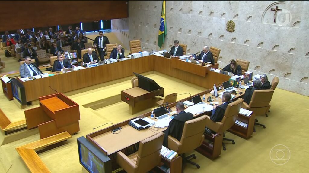 O que são os "penduricalhos" no contexto do STF? Os "penduricalhos" referem-se a verbas indenizatórias pagas a magistrados e membros do MP, que podem elevar a remuneração acima do teto constitucional. Qual foi a decisão do STF sobre os penduricalhos? O STF estabeleceu critérios para o pagamento dessas verbas, visando limitar valores e garantir transparência, com impacto na remuneração a partir de maio. Qual é o impacto financeiro da decisão do STF? A decisão deve gerar uma economia de R$ 7,3 bilhões ao ano, conforme o voto dos relatores, ao limitar pagamentos acima do teto constitucional. Como o CNJ e o CNMP estão envolvidos na decisão? Eles criaram um grupo de trabalho para acompanhar a execução das determinações do STF e elaborar uma resolução conjunta para padronizar as parcelas indenizatórias. O que são verbas indenizatórias e como diferem das remuneratórias? Verbas indenizatórias são ressarcimentos por gastos no exercício da função, não submetidas ao teto. Já as remuneratórias são salários e gratificações, limitadas pelo teto. Quais exemplos de verbas indenizatórias foram mencionados? Diárias de viagem, auxílios-moradia, transporte, alimentação e creche são exemplos de verbas indenizatórias que podem ultrapassar o teto. O que o STF decidiu sobre a transparência das remunerações? O STF determinou que as regras de transparência sobre remunerações devem ser detalhadas em uma resolução conjunta do CNJ e CNMP. Quais verbas podem ser pagas acima do teto constitucional? Verbas indenizatórias permitidas podem chegar a 35% do teto, além de benefícios por tempo de carreira, também limitados a 35%. Qual é o novo limite de remuneração mensal permitido? Com as verbas indenizatórias e benefícios, a remuneração mensal pode chegar a R$ 78.822,32, somando-se ao teto atual. Quais pagamentos foram proibidos pelo STF? Pagamentos de licença-prêmio, licença compensatória e outros auxílios não autorizados na tese foram proibidos. Como a decisão afeta Tribunais de Contas e Defensorias Públicas? Essas instituições devem respeitar o teto constitucional, proibindo a criação de verbas indenizatórias por resolução ou decisão administrativa. O que acontece com pagamentos retroativos? Pagamentos retroativos reconhecidos antes de fevereiro de 2026 estão suspensos, aguardando critérios do CNMP e CNJ. Como a decisão impacta honorários advocatícios? Honorários da advocacia pública não podem superar o teto remuneratório da Constituição. Qual é o papel do Congresso Nacional na alteração do teto? Para alterar o teto, é necessária a aprovação de uma lei específica pelo Congresso Nacional. Por que a decisão do STF é importante para o controle de gastos públicos? Ela busca limitar excessos e garantir que a remuneração de agentes públicos esteja alinhada ao teto constitucional, promovendo economia e transparência.