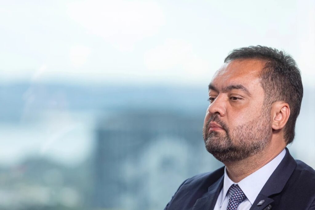 A **renúncia de Cláudio Castro** ao governo do Rio de Janeiro, ocorrida nesta segunda-feira, 23 de março, trouxe mudanças significativas para o comando do estado. Com a saída de Castro, o **desembargador Ricardo Couto** é o nome apontado para assumir o governo interinamente. Mas o que isso significa para o estado e quais são os próximos passos? Primeiramente, é importante entender o contexto da renúncia de Cláudio Castro. O que levou o então governador a deixar o cargo? Embora as razões exatas não tenham sido detalhadas, a renúncia de um governador pode ocorrer por diversos motivos, como questões pessoais, políticas ou até mesmo pressões externas. Independentemente das razões, a saída de Castro abre caminho para uma nova liderança no estado. Com a vacância no cargo de governador, o **desembargador Ricardo Couto** deve assumir o comando do estado temporariamente. Mas quem é Ricardo Couto? Ele é um desembargador respeitado, conhecido por sua atuação no Tribunal de Justiça do Rio de Janeiro. Sua experiência no judiciário pode trazer uma nova perspectiva para a administração estadual durante este período de transição. O que acontece após a posse de Ricardo Couto? De acordo com a legislação vigente, em casos de vacância do cargo de governador, devem ser convocadas **eleições indiretas**. Isso significa que, em vez de a população ir às urnas, a escolha do novo governador será feita por um colégio eleitoral, geralmente composto por membros da Assembleia Legislativa do Estado do Rio de Janeiro (Alerj). Este processo visa garantir que o estado não fique sem liderança até que um novo governador seja eleito. Como funcionam as eleições indiretas? As eleições indiretas são um mecanismo previsto para situações emergenciais, como a renúncia de um governador. Os deputados estaduais se reúnem para votar e escolher o novo chefe do executivo estadual. Este processo é geralmente mais rápido do que uma eleição direta, permitindo que o estado retome a normalidade administrativa o quanto antes. Quais são os desafios que o novo governador enfrentará? O Rio de Janeiro, como muitos estados brasileiros, enfrenta desafios significativos, incluindo questões de segurança pública, saúde, educação e finanças públicas. O novo governador, seja ele interino ou eleito indiretamente, precisará lidar com essas questões de forma eficaz para garantir o bem-estar da população. A renúncia de Cláudio Castro e a subsequente posse de Ricardo Couto representam um momento de transição para o Rio de Janeiro. Este período pode ser visto como uma oportunidade para reavaliar políticas e estratégias, buscando sempre o melhor para o estado e seus cidadãos. A convocação de eleições indiretas é um passo importante para garantir que o Rio de Janeiro continue a ser governado de forma estável e eficiente. Em resumo, a saída de Cláudio Castro do governo do Rio de Janeiro marca o início de uma nova fase para o estado. Com a posse de Ricardo Couto e a convocação de eleições indiretas, o Rio de Janeiro tem a chance de redefinir seu futuro político e administrativo, enfrentando os desafios com renovada determinação e foco.