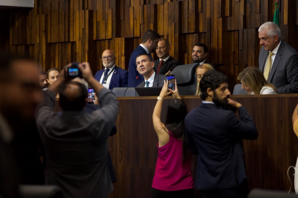 **Entenda os Motivos para Anulação da Eleição Indireta de Ruas na Alerj** A recente decisão da Justiça do Rio de Janeiro de anular a sessão que elegeu o deputado estadual **Douglas Ruas (PL)** como presidente da **Alerj** gerou diversas dúvidas e questionamentos. Mas quais foram os motivos que levaram a essa anulação? Segundo a publicação, a decisão liminar foi proferida pela desembargadora **Suely Lopes Magalhães**, que identificou uma série de irregularidades no processo eleitoral. **Qual foi o principal motivo para a anulação da eleição?** O principal ponto considerado pela magistrada foi o descumprimento de uma decisão do **Tribunal Superior Eleitoral (TSE)**. O TSE havia determinado a retotalização dos votos após a cassação do mandato do então presidente da Casa, **Rodrigo Bacellar**. A eleição interna para a presidência da Alerj só poderia ocorrer após essa recontagem, que poderia alterar a composição do parlamento. No entanto, a Alerj realizou a votação de forma antecipada, desconsiderando essa determinação. **Por que a retotalização dos votos é tão importante?** A retotalização dos votos é crucial porque pode mudar quem são os deputados aptos a votar, influenciando diretamente o resultado da eleição interna. A desembargadora destacou que a sequência invertida compromete a legitimidade do processo. A cronologia lógica, segundo ela, seria primeiro retotalizar os votos para assegurar a legitimidade da composição da Casa Legislativa e só então deflagrar o processo eleitoral. **Quais são os impactos institucionais dessa decisão?** Outro ponto sensível levantado na decisão é o impacto institucional. A escolha do presidente da Alerj não é apenas uma questão interna, já que o cargo tem reflexos diretos na linha sucessória do governo estadual. Com a eleição de Ruas, ele chegou a assumir interinamente o comando do estado por algumas horas. A Justiça entendeu que houve risco de interferência indevida na definição de quem poderia exercer o cargo de governador, reforçando a necessidade de suspensão imediata dos efeitos da sessão. **Quais foram as ações tomadas após a decisão da Justiça?** Com a anulação, foram suspensos todos os atos da sessão extraordinária, incluindo a eleição e seus desdobramentos. A medida atende a ações movidas por adversários políticos, entre eles o prefeito do Rio, **Eduardo Paes (PSD)**, que questionaram a legalidade da votação. Com isso, o comando da Alerj e, consequentemente, a linha sucessória do governo estadual retornam ao status anterior, até que a determinação do TSE seja integralmente cumprida, começando pela retotalização dos votos. **Qual é a importância de seguir as determinações do TSE?** Seguir as determinações do TSE é fundamental para garantir a legitimidade e a transparência dos processos eleitorais. A decisão da desembargadora Magalhães enfatiza que o cumprimento adequado das decisões judiciais é essencial para evitar manobras que possam distorcer a vontade dos eleitores e comprometer a integridade das instituições democráticas. Em resumo, a anulação da eleição indireta de Douglas Ruas na Alerj destaca a importância de respeitar as decisões judiciais e seguir os procedimentos legais estabelecidos para garantir a legitimidade e a transparência dos processos eleitorais. A decisão da Justiça do Rio de Janeiro reflete a necessidade de assegurar que a composição da Casa Legislativa seja legítima antes de qualquer eleição interna, evitando assim interferências indevidas na linha sucessória do governo estadual.