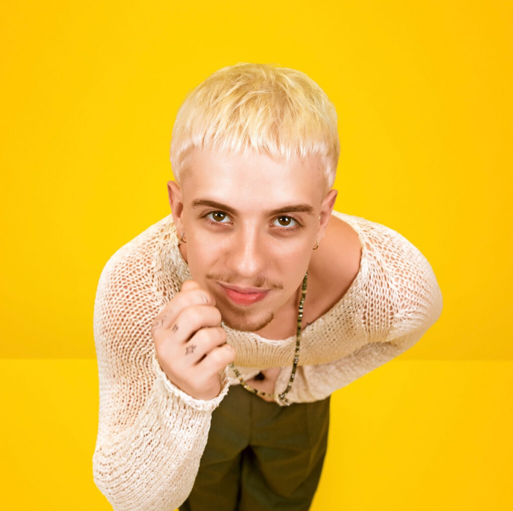 A **equipe de Juliano Floss** tomou medidas legais após a circulação de uma imagem manipulada que mostrava o tiktoker em um suposto beijo com Chaiany, participante do **Big Brother Brasil 26**. A foto, criada por meio de **inteligência artificial**, foi amplamente divulgada nas redes sociais, gerando especulações sobre um possível relacionamento entre os dois dentro do confinamento. Segundo a publicação, a assessoria de Floss expressou seu descontentamento com a situação, afirmando que a imagem é uma montagem e que a disseminação de informações falsas pode prejudicar a imagem do influenciador. A assessoria de Juliano Floss destacou que a utilização de **tecnologia de inteligência artificial** para criar imagens falsas é uma prática preocupante e que pode ter consequências sérias. Segundo o site, a equipe do tiktoker enfatizou que a montagem não apenas viola a privacidade dos envolvidos, mas também pode influenciar negativamente a percepção do público sobre os participantes do reality show. A decisão de acionar a Justiça visa não apenas proteger a imagem de Floss, mas também servir como um alerta sobre os perigos da disseminação de conteúdos falsos na internet. Além disso, a situação levanta questões sobre a responsabilidade das plataformas de redes sociais na moderação de conteúdos gerados por inteligência artificial. Segundo a publicação, a equipe de Floss acredita que é essencial que as empresas de tecnologia implementem medidas mais eficazes para identificar e remover rapidamente conteúdos manipulados que possam causar danos à reputação e à privacidade das pessoas. A ação judicial movida pela equipe do tiktoker busca não apenas reparar os danos causados, mas também promover uma discussão mais ampla sobre a ética e a regulamentação do uso de inteligência artificial na criação de conteúdos digitais.